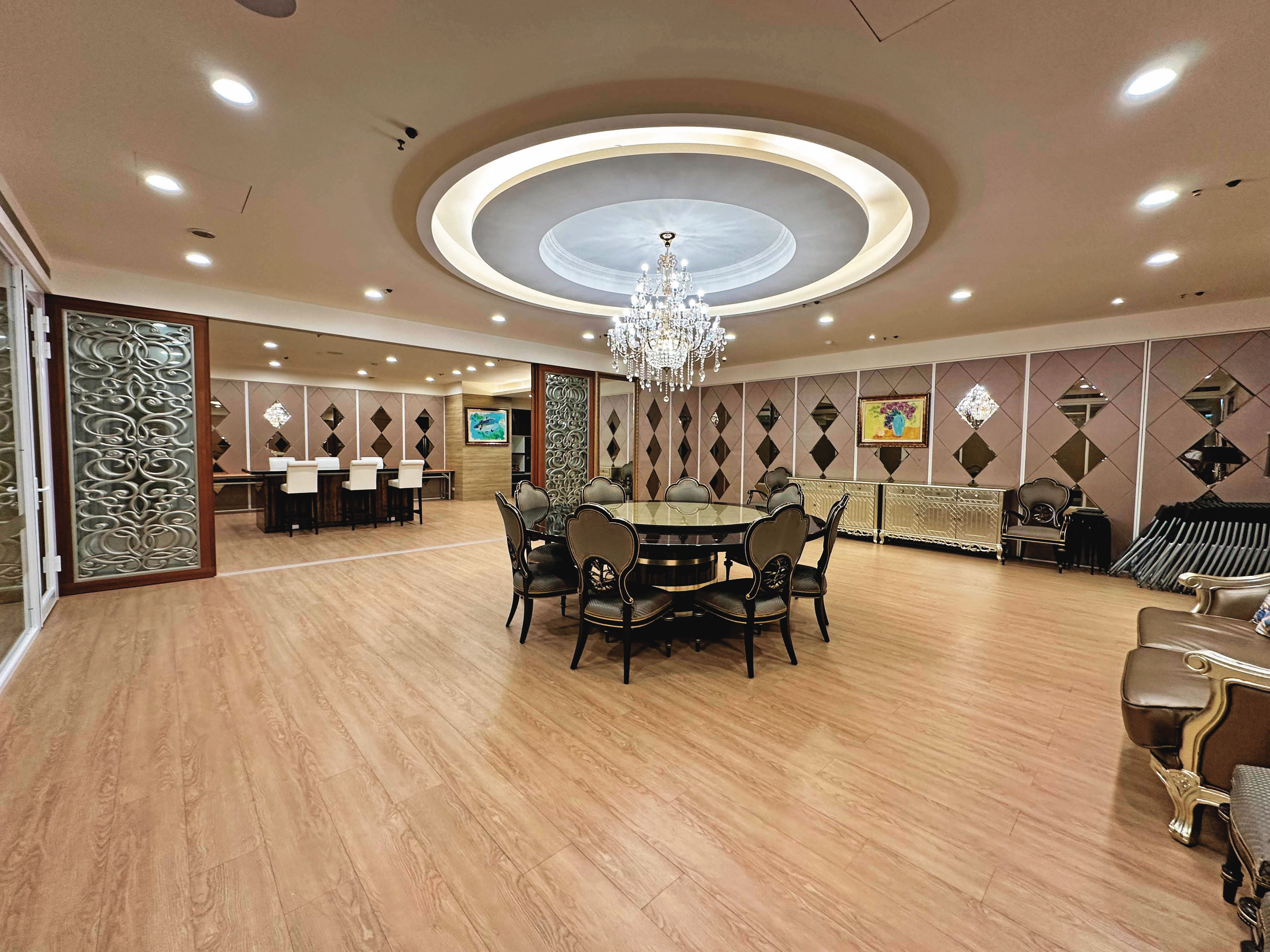 帝品苑2014年完工後的交誼廳屬於違法占用停車場而被拆除，住戶提告要求建商負責。（讀者提供）