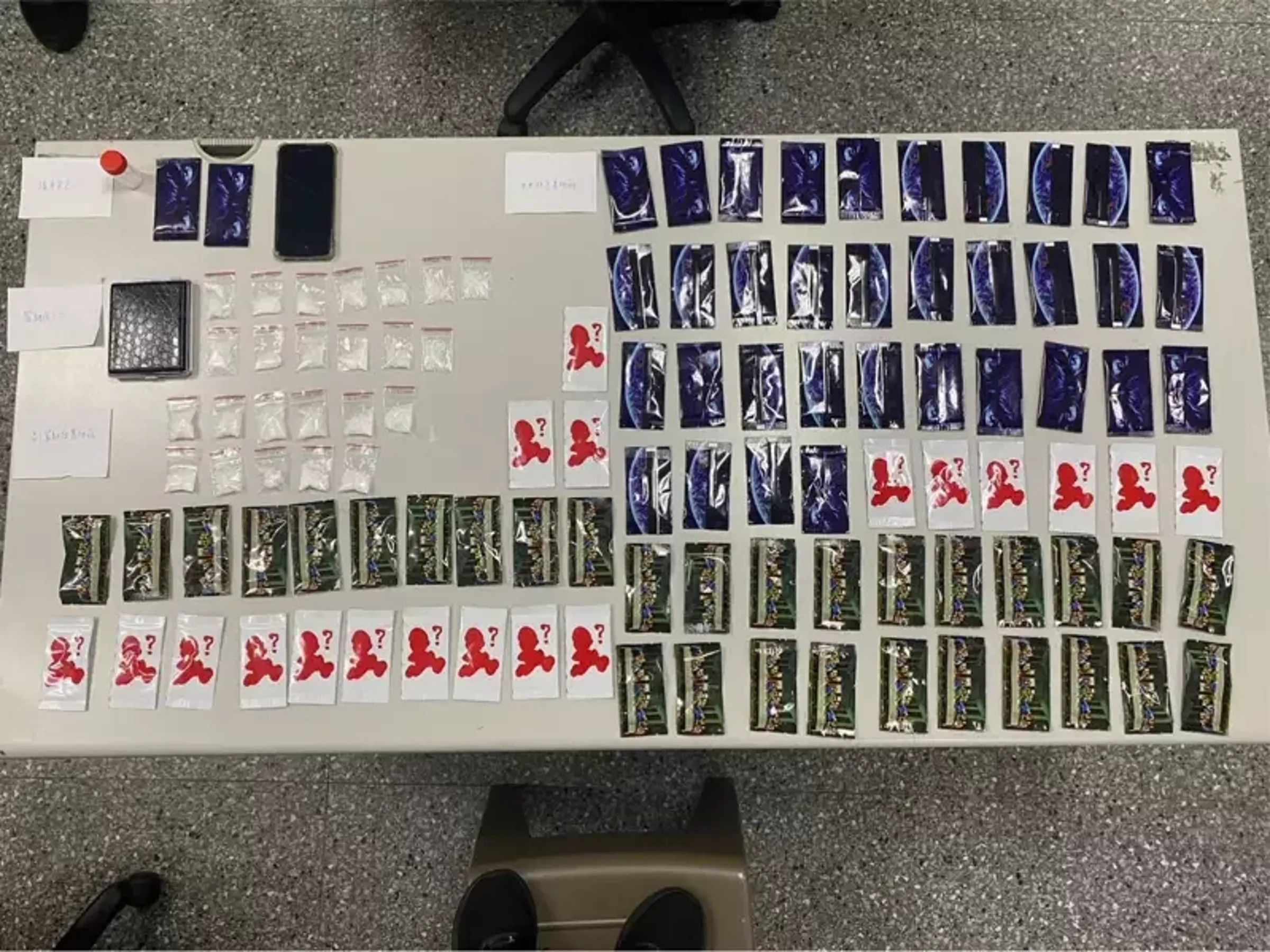 台南一名男子7日晚間違停接受攔查時,被員警搜出百包毒品。(翻攝照片)