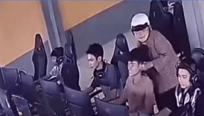 一名老婦日前誤以為網咖遊戲中的少年是自己孫子，衝進便是一陣痛扁，直到對方轉頭才發現鬧了大烏龍。（翻攝自X）