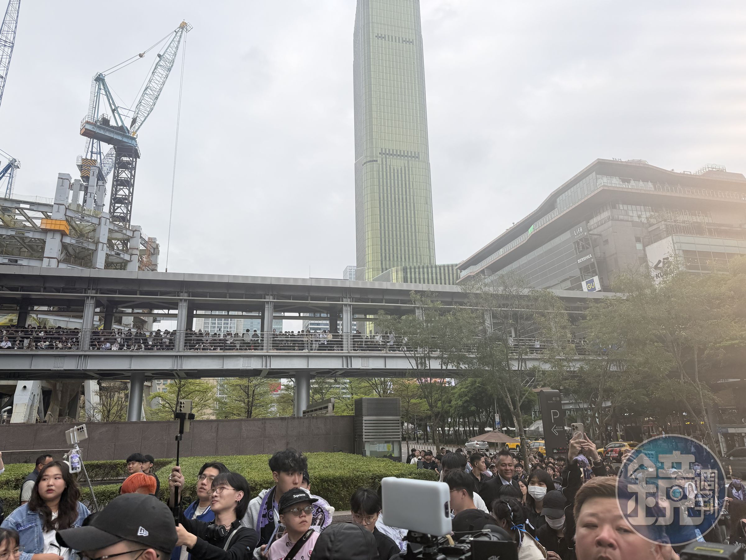 ONCE有人早上7點已經抵達現場等待。