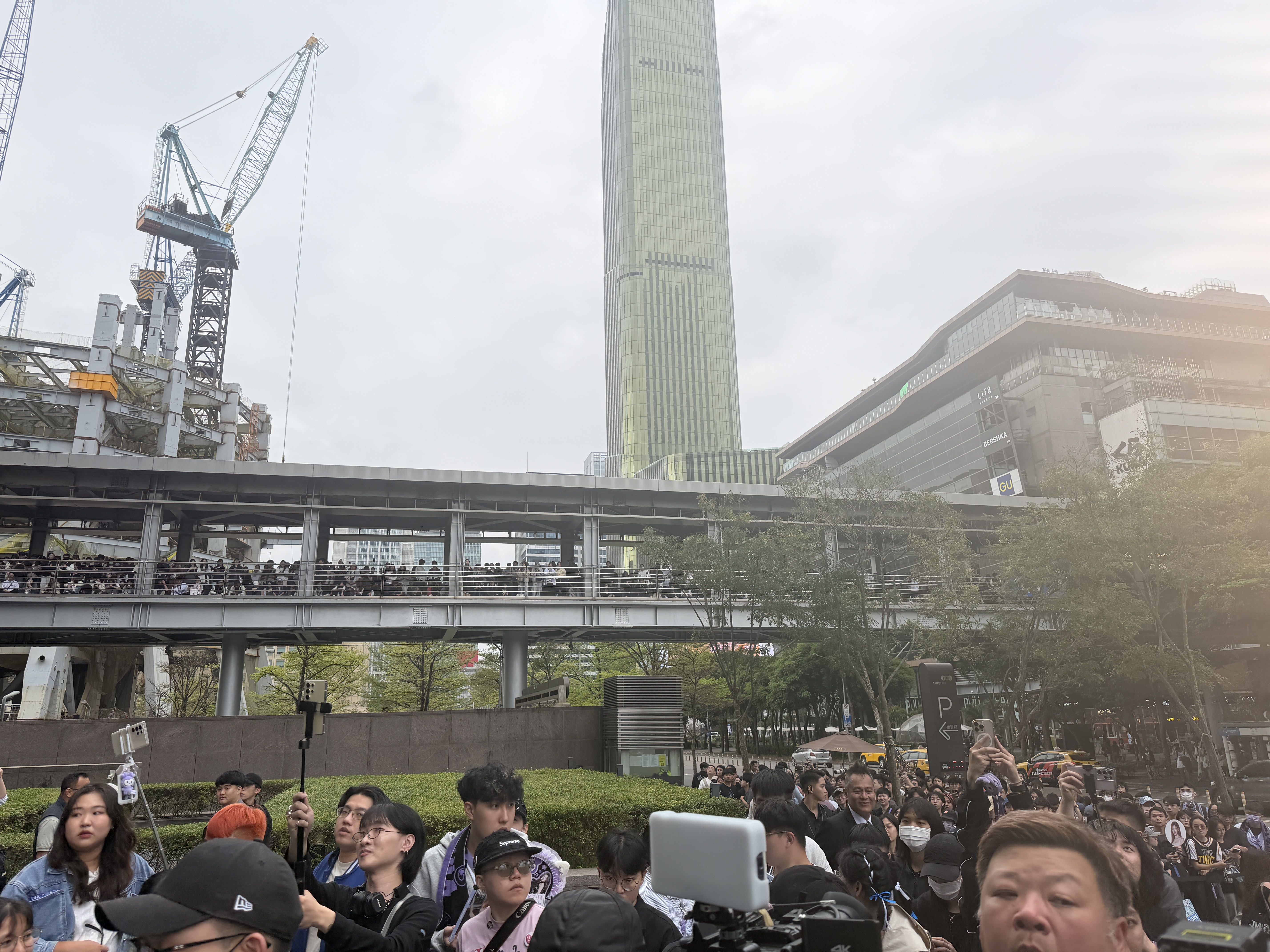 ONCE有人早上7點已經抵達現場等待。