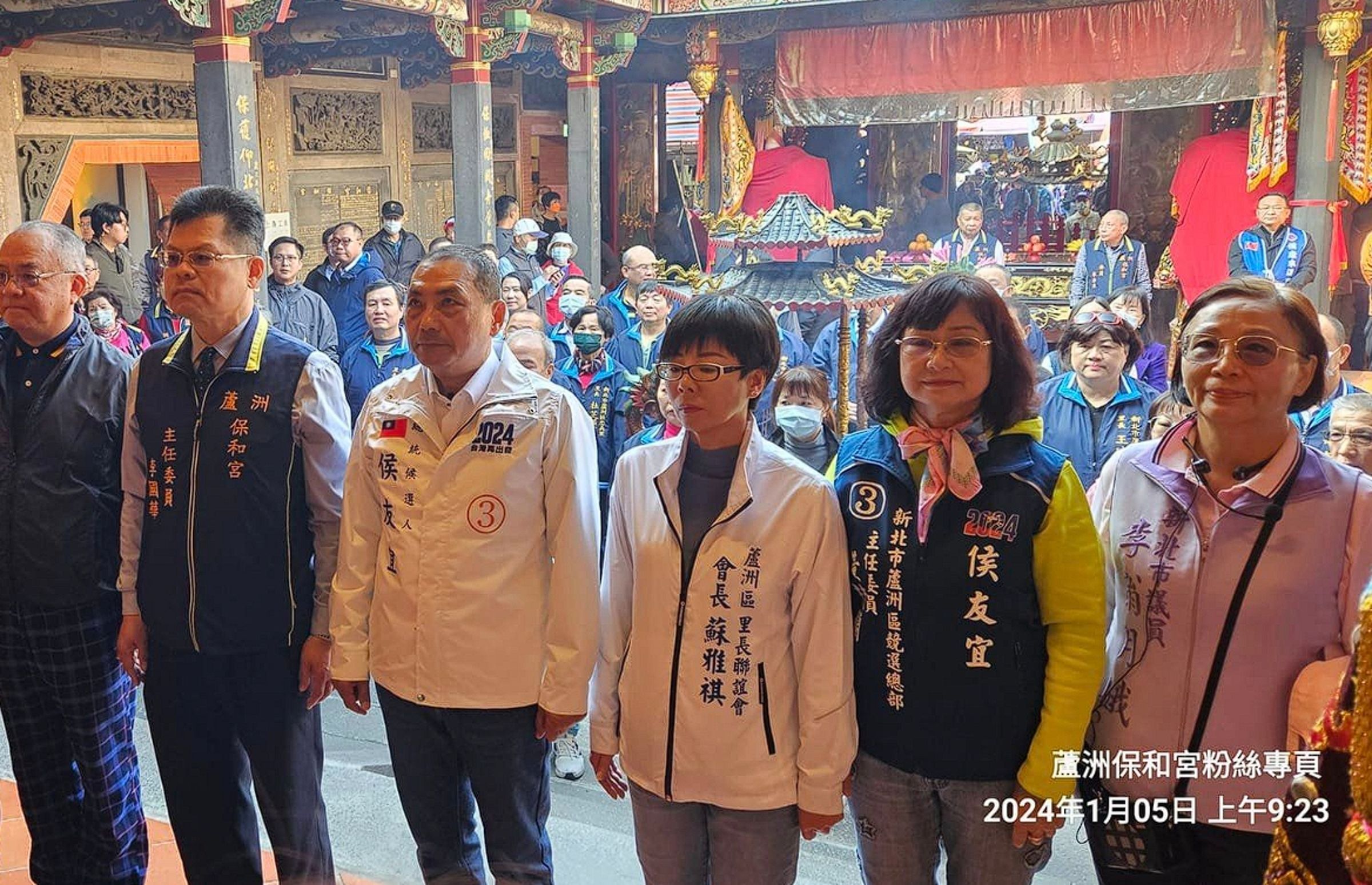 侯友宜5日到蘆洲拜票,民進黨籍的蘇雅祺站在他身旁,遭解讀為拔樁成功。(翻攝自蘆洲保和宮臉書)