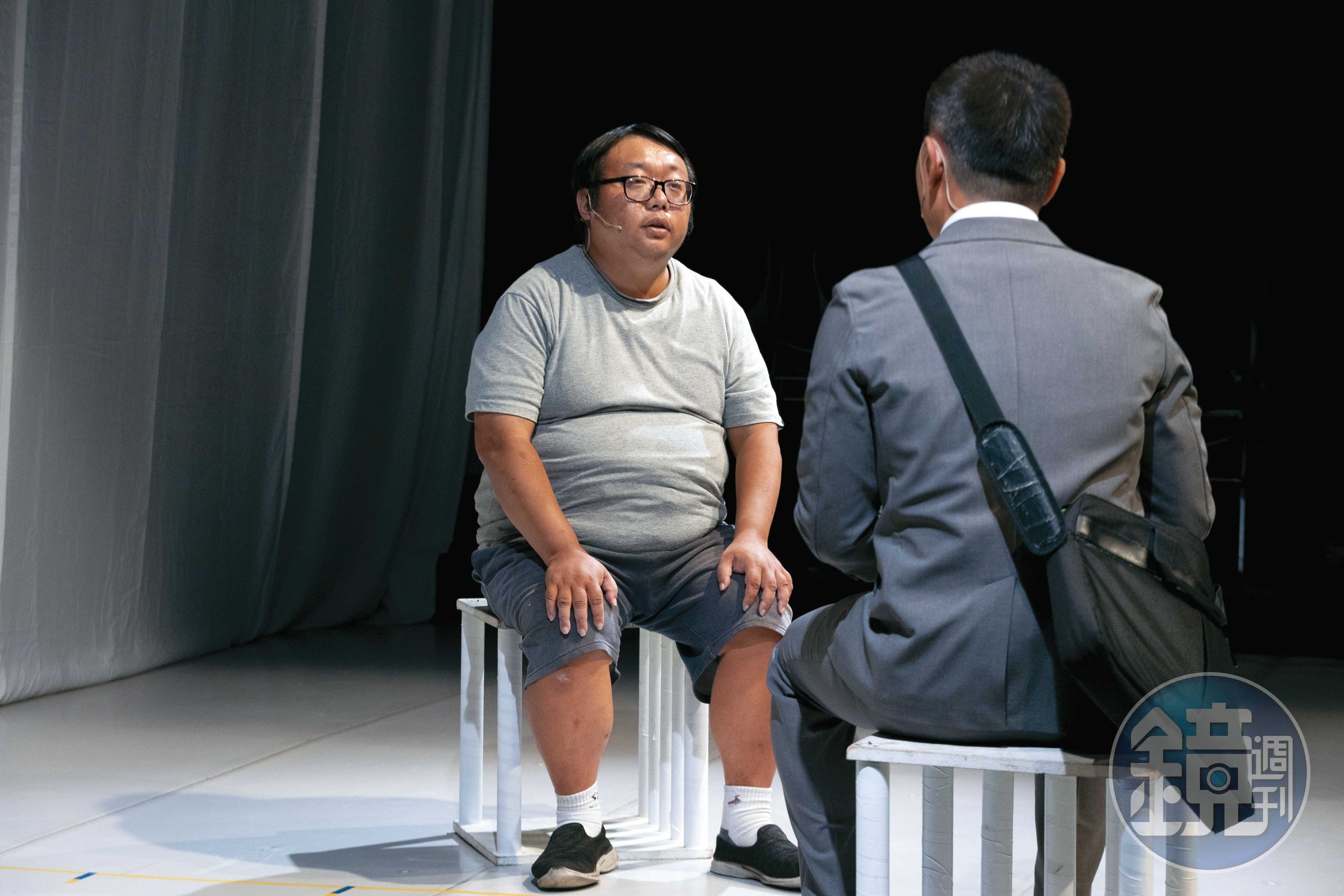 大寶（左）在台上參演自身故事，對於是否交易出痛苦記憶，他的決定是拒絕，因為那經歷也讓他獲得許多人的關心和照顧。