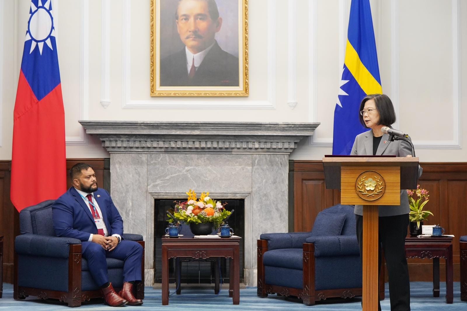 諾魯前總統昆洛斯（Russ Kun）去年10月曾來台祝賀中華民國建國112年，沒想到不到半年就斷交。右為蔡英文。（翻攝自The Government of the Republic of Nauru臉書）