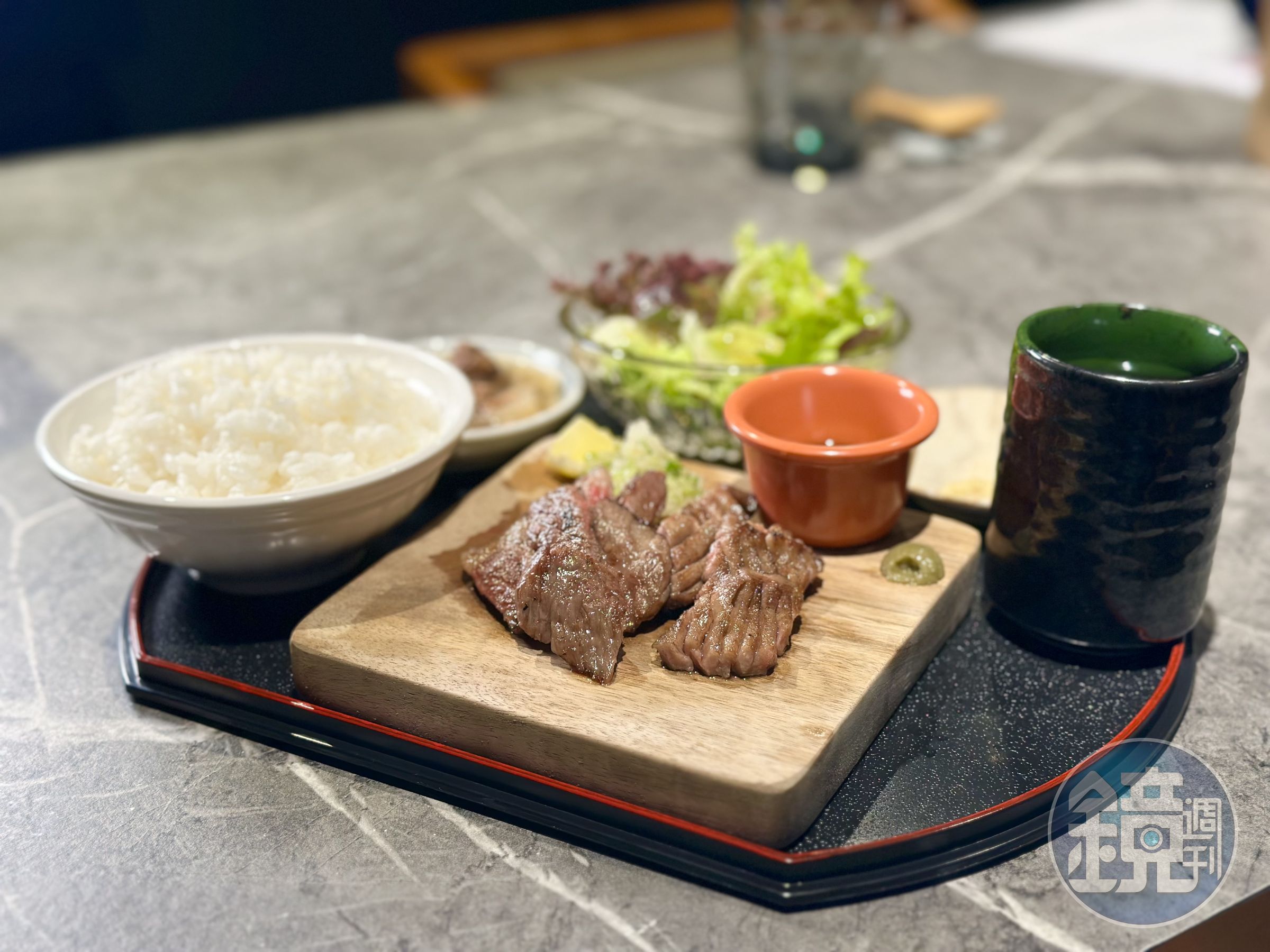 高級和牛燒肉店「青杉燒肉」，新推出超值午間套餐，花480元就能吃到A5和牛與M9和牛牛舌。