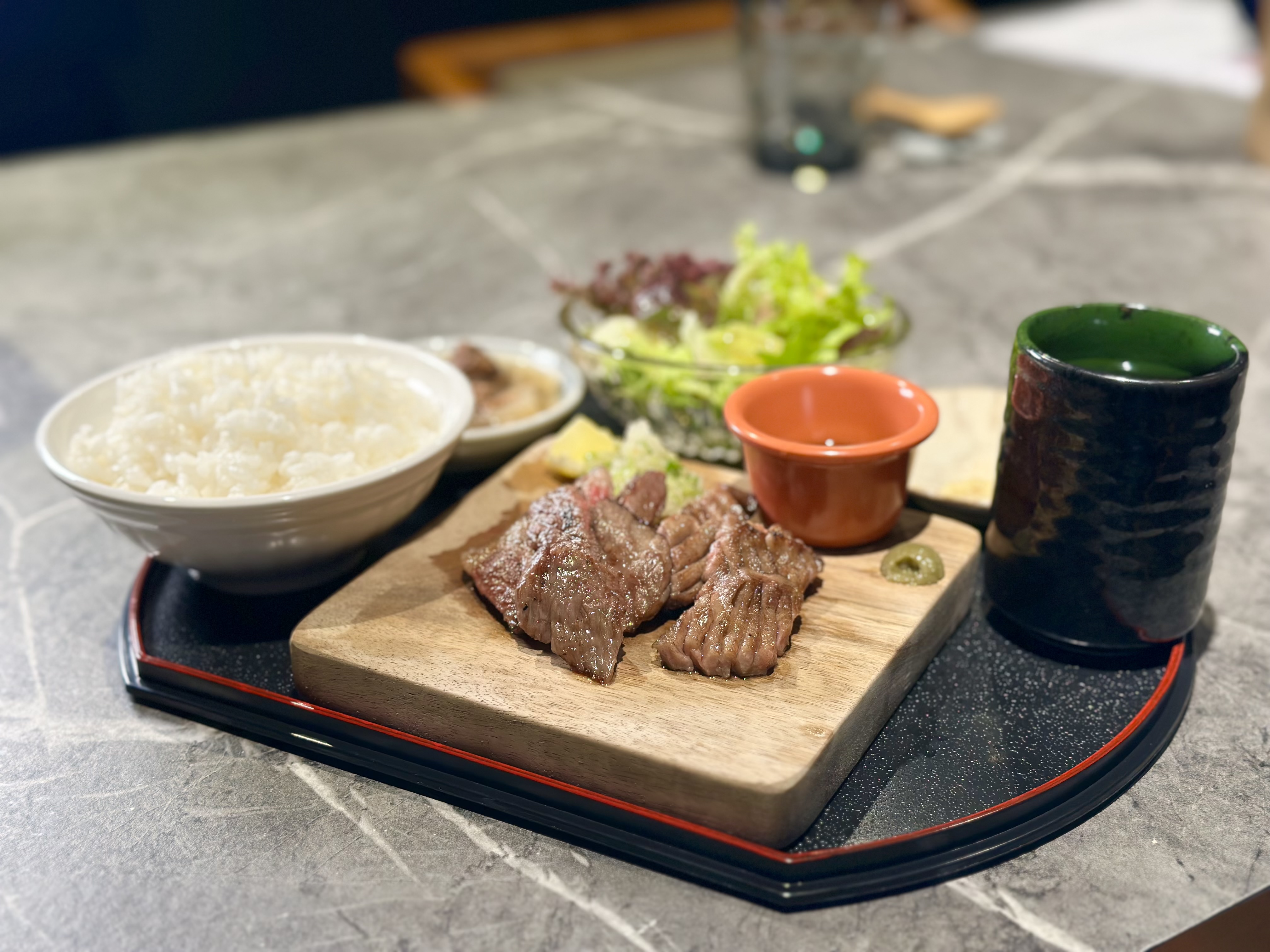 高級和牛燒肉店「青杉燒肉」，新推出超值午間套餐，花480元就能吃到A5和牛與M9和牛牛舌。