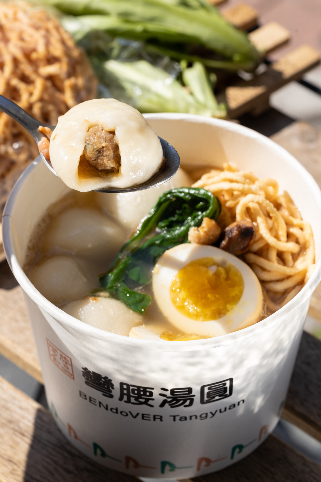 「彎腰2號鹹湯圓」有大骨熬製的湯頭及應景的包餡鹹湯圓,料多豐富。(129元/份)