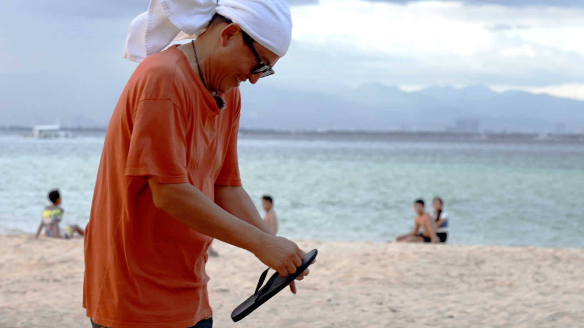 詹姆士到菲律賓出外景。（公視台語台提供）