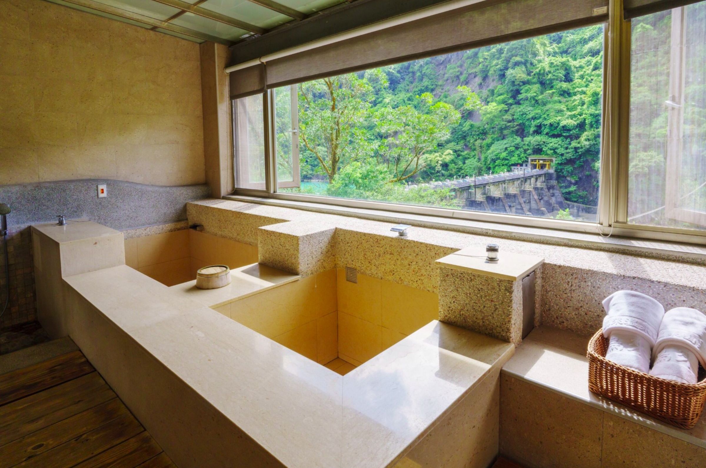 「烏來Spring Spa溫泉山莊」緊鄰老街且客房配備溫泉池,泡湯享受愜意山林假期。