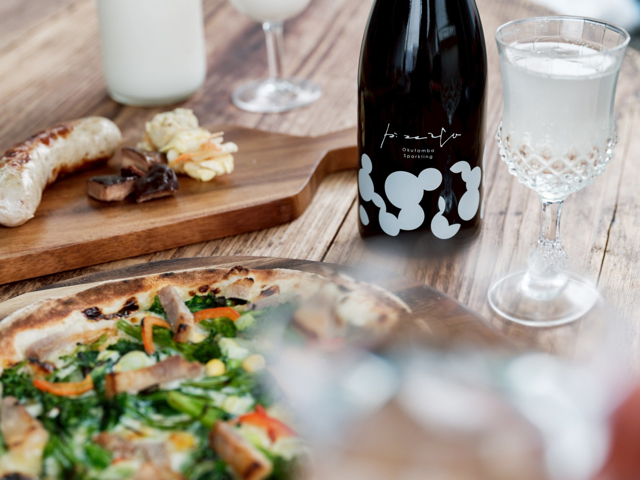 由SAKEMARU攜手山名酒造與台灣吉茗茶推出的「台灣高山貴妃烏龍茶PIZZICA氣泡清酒」，是日本首款台灣茶氣泡清酒。（SAKEMARU提供）