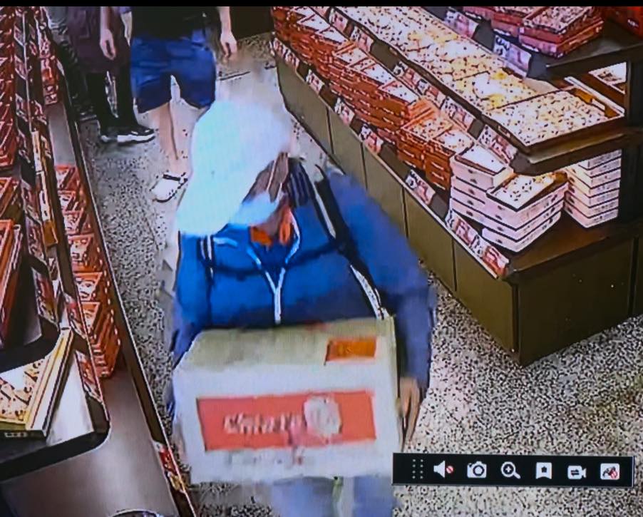 北市知名烘焙坊「佳德鳳梨酥」日前遇到抱走一箱鳳梨酥的阿伯怪盜。（翻攝臉書「佳德鳳梨酥」）