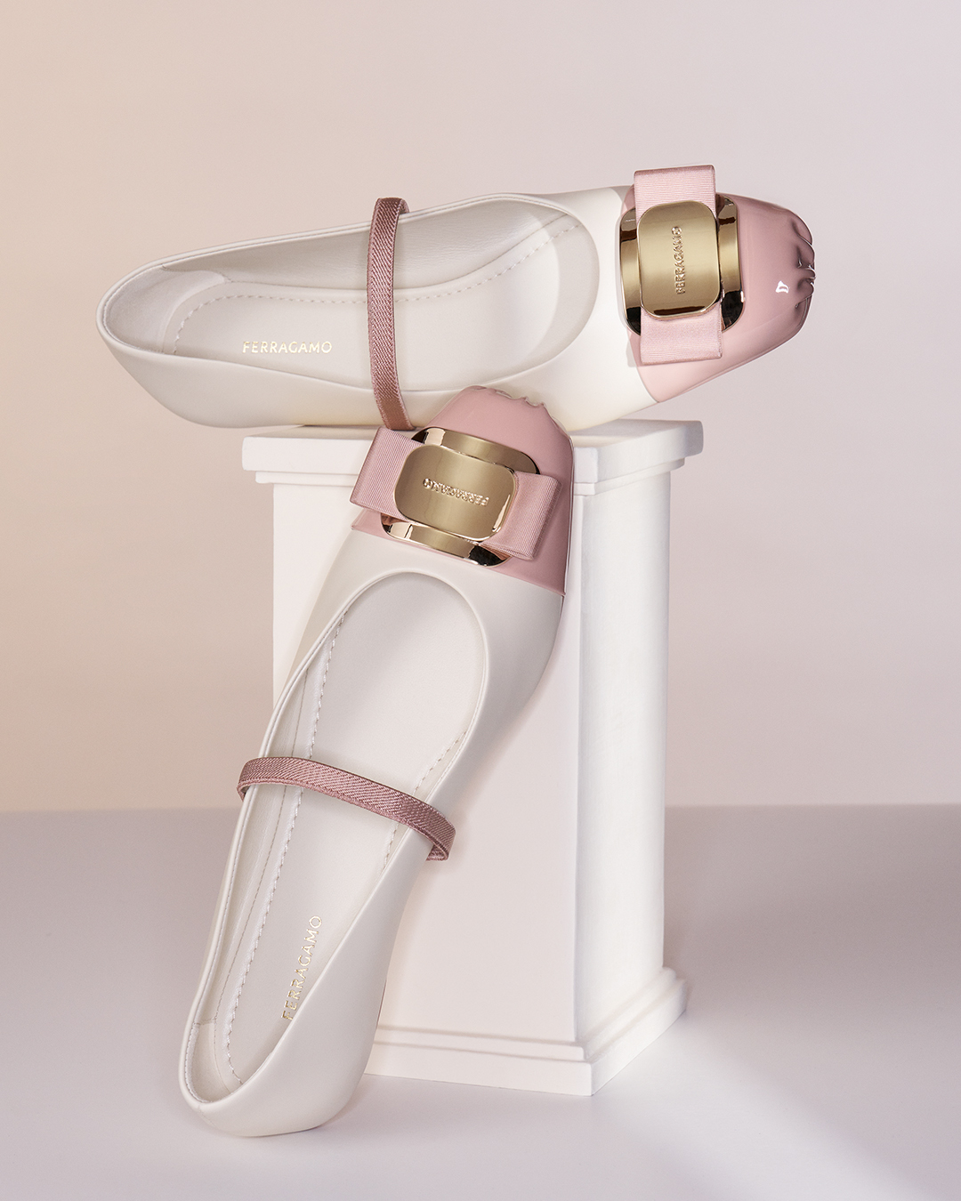 白色與粉紅色Vara飾牌的打褶鞋頭芭蕾平底鞋。NT$27,900（Ferragamo提供）