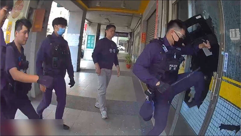 廖姓毒蟲在距離派出所不到100公尺處設販毒據點，警方攻堅逮捕3名嫌犯。（翻攝畫面）