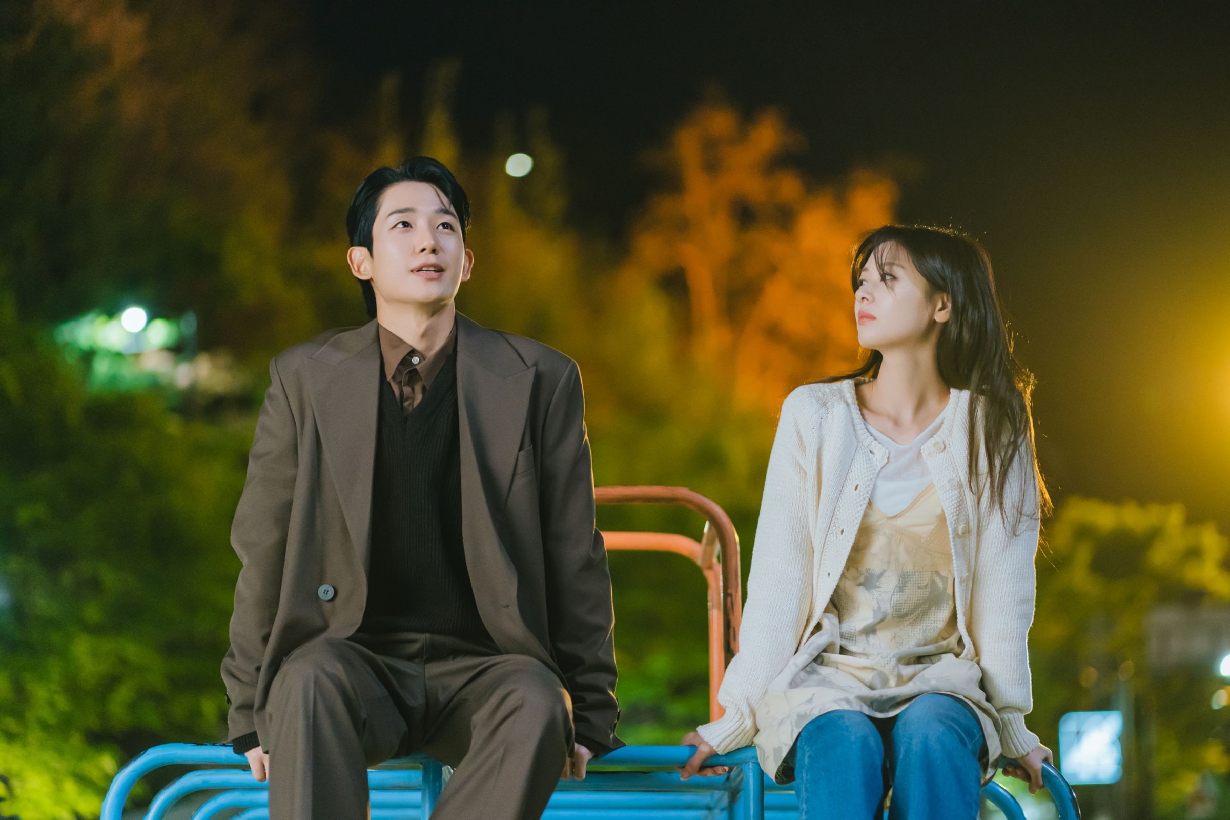 丁海寅與庭沼玟合作《媽媽朋友的兒子》講述青梅竹馬從冤家變成戀人。（Netflix提供）