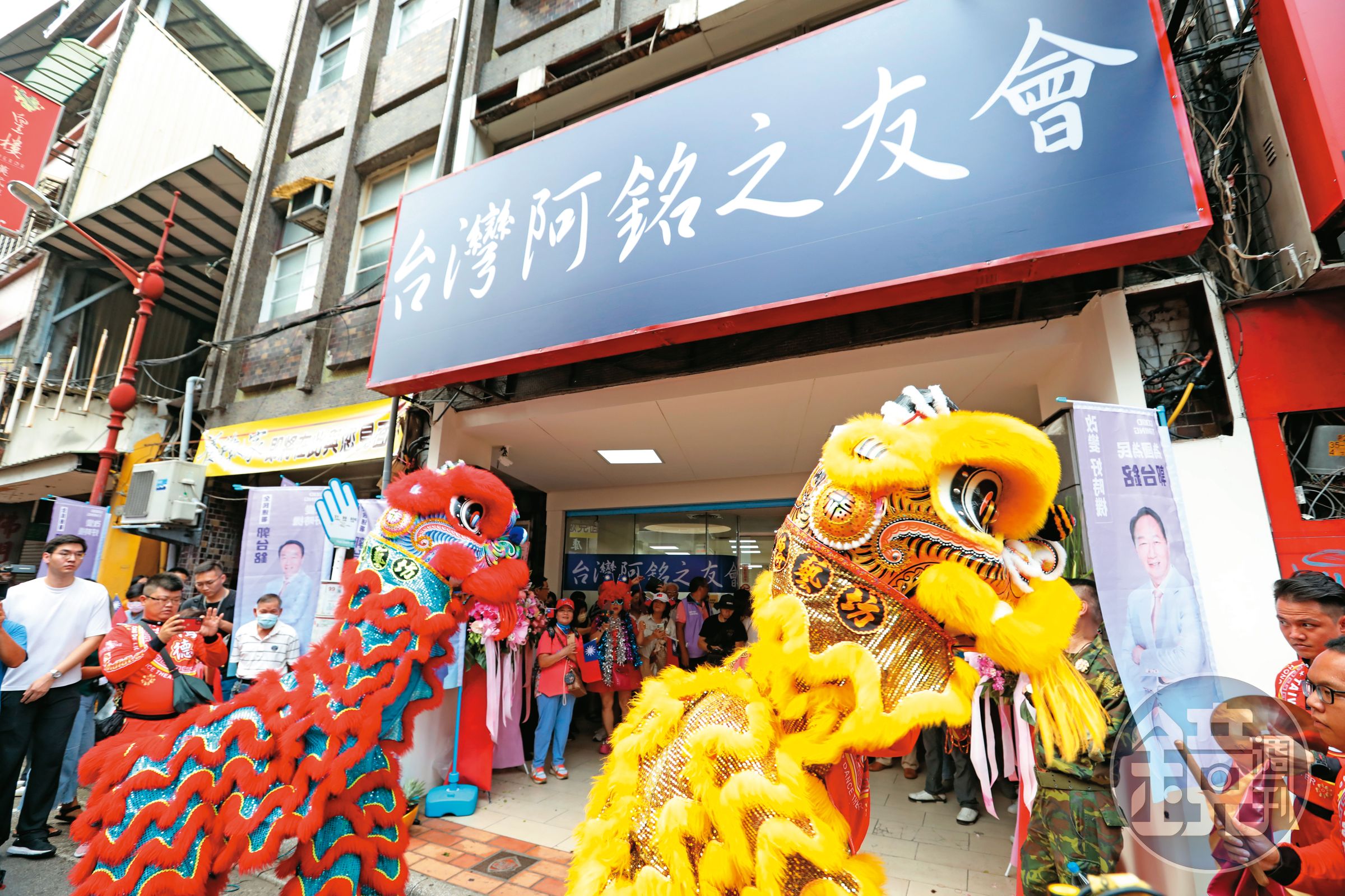 郭台銘在全台各地設立連署站,最後送交103萬份連署書。