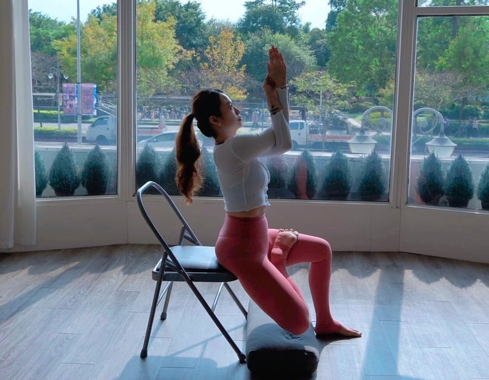 馬年瑜伽1/久坐、吃太多、滑手機 初三用「一張椅子」救回身體