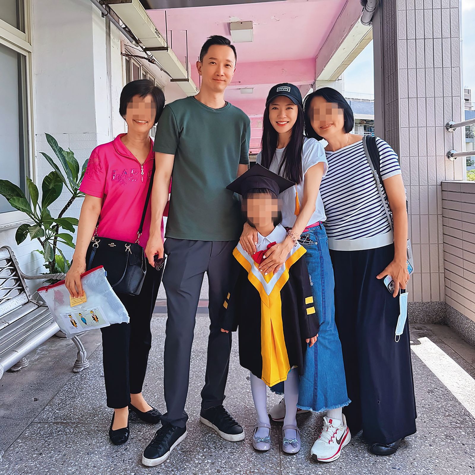 今年6月，楊千霈（右二）和前夫洪家傑（左二）在女兒畢業典禮上重聚。 （翻攝自楊千霈IG）