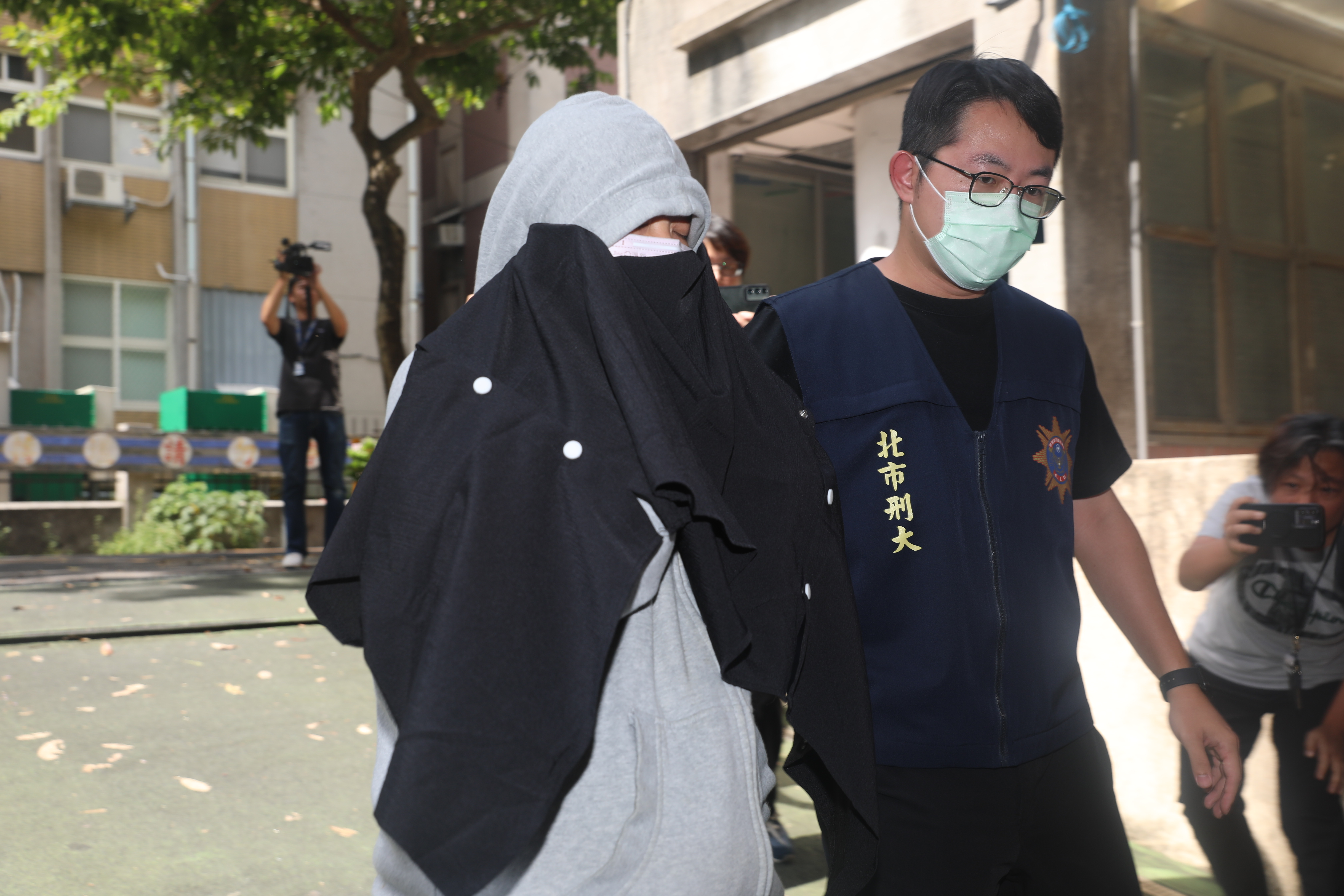 41歲周姓男子與其林姓女友（圖），兩人落網後坦承犯行加工製圖並加註恐嚇字眼。（鏡報林煒凱攝）