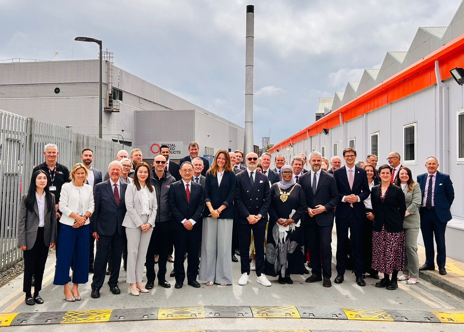 華新麗華在英國投資受到當地政府高度的重視。第一排依序為：（左2）英國在台辦事處代表包瓊郁、（左3）英國對台貿易特使福克納勳爵、（左5）華新麗華董事長焦佑倫、（左6）英國財政部暨商業貿易部投資部長 Gustafsson 女爵。（華新麗華提供）