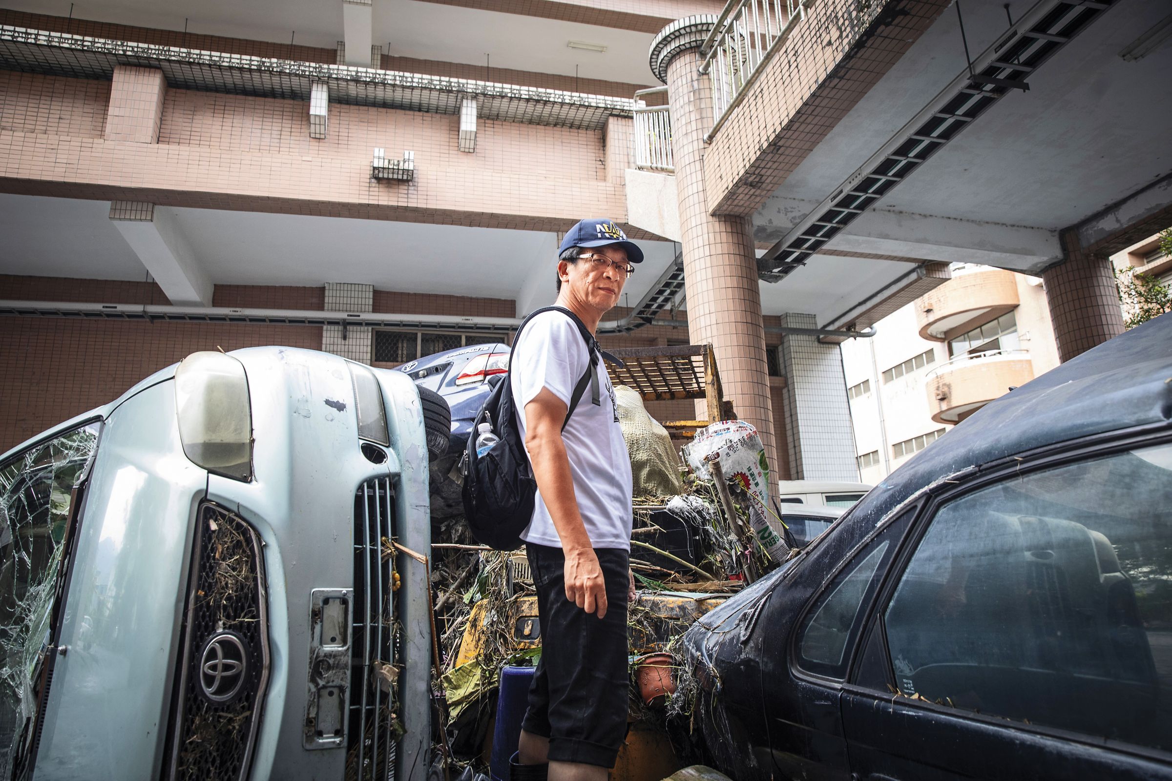 溢流洪水將大量車輛沖進光復商工校園,也造成師生受困,當時校長陳德明於校舍空橋上(右上方)坐鎮,緊盯即時狀況。