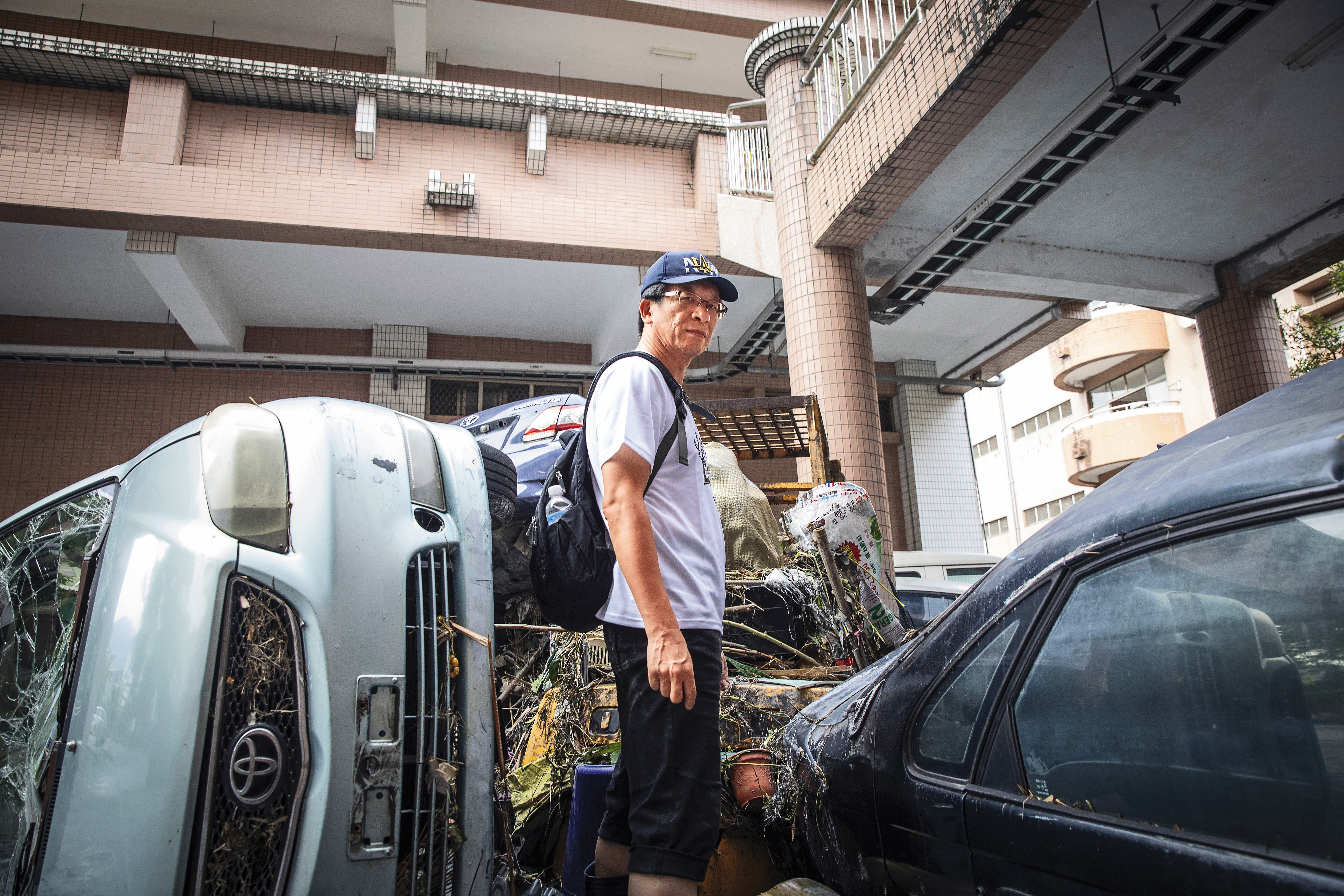 溢流洪水將大量車輛沖進光復商工校園，也造成師生受困，當時校長陳德明於校舍空橋上（右上方）坐鎮，緊盯即時狀況。
