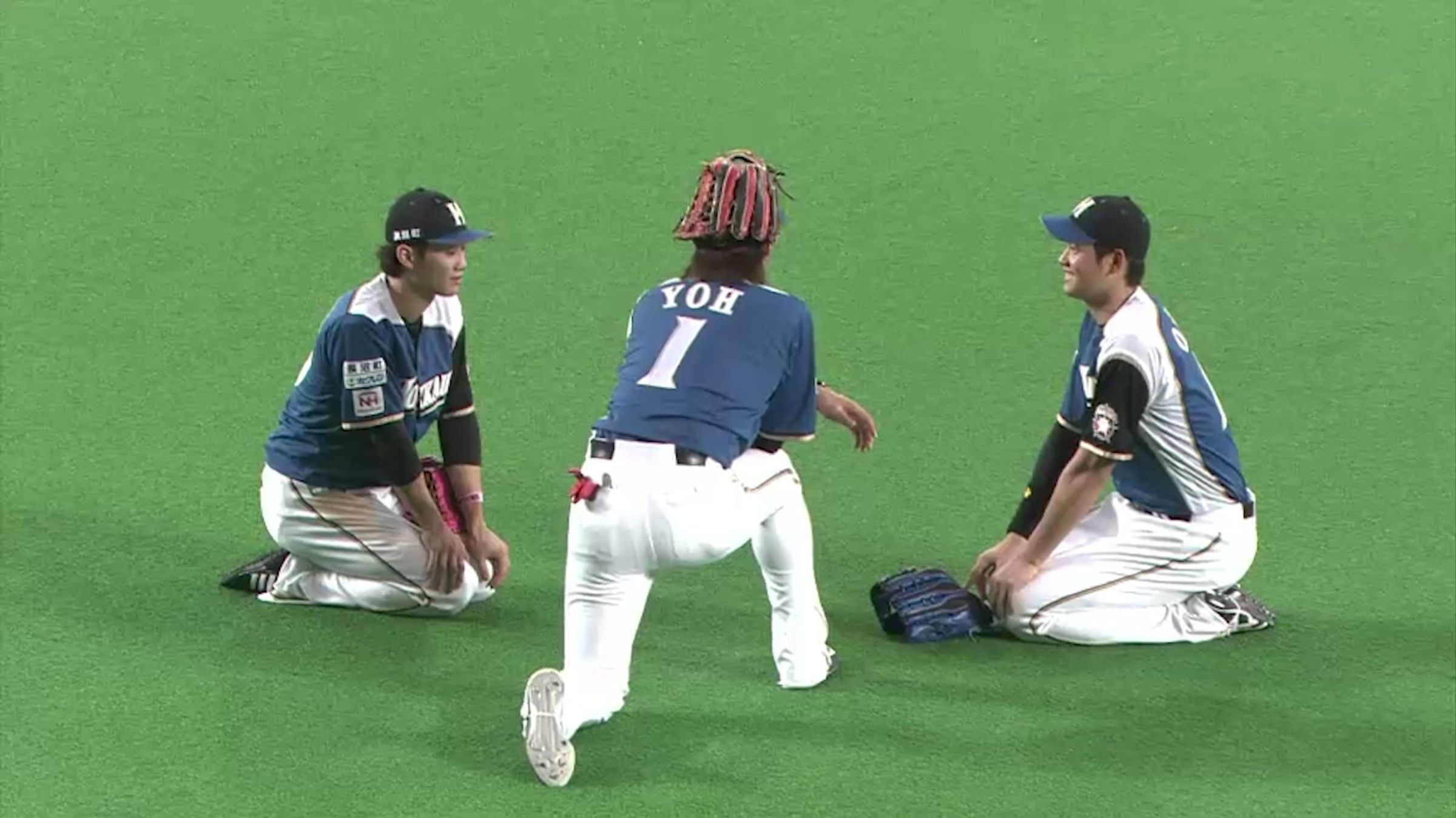 陽岱鋼(中)當年身為球隊主力,學弟大谷翔平(右)、西川遙輝(左)按傳統跪坐在地開會。(翻攝YT@PacificLeagueTVofficial)