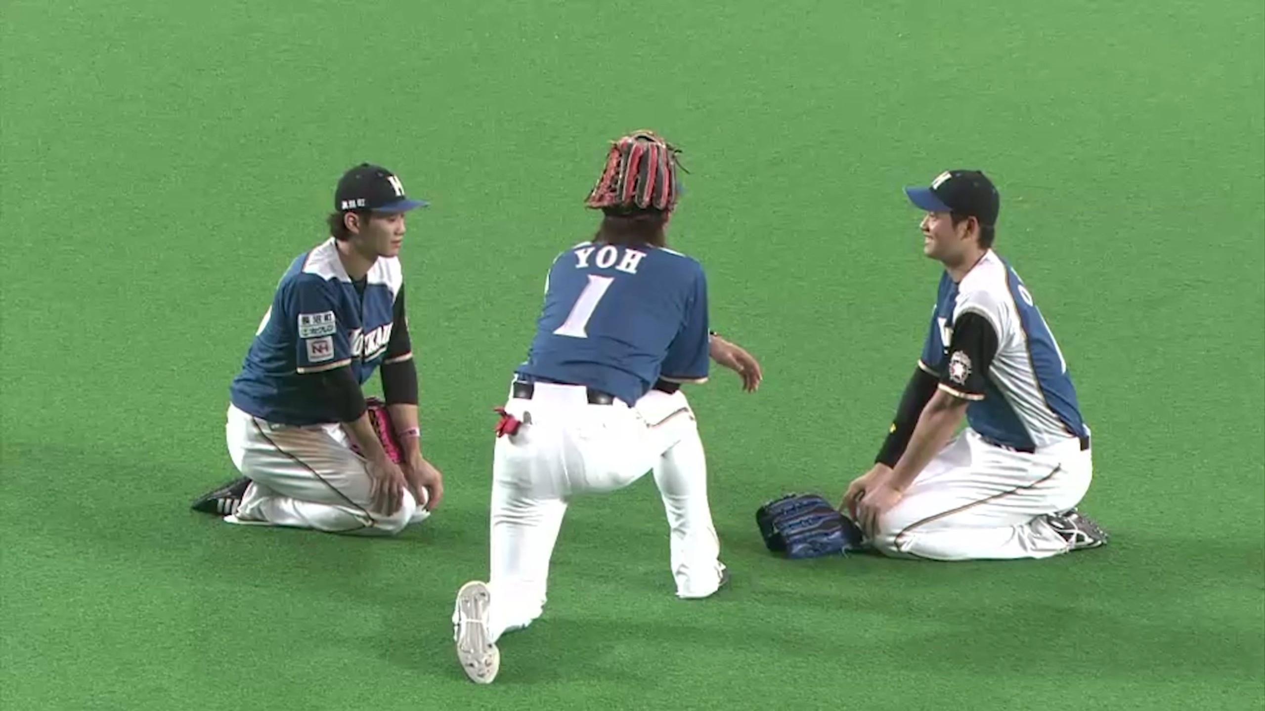 陽岱鋼（中）當年身為球隊主力，學弟大谷翔平（右）、西川遙輝（左）按傳統跪坐在地開會。（翻攝YT@PacificLeagueTVofficial）