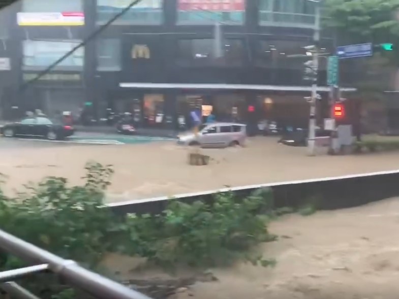 基隆市今日短時間內降下大雨,造成市區多處道路積水。(翻攝自threads@keelung.note)