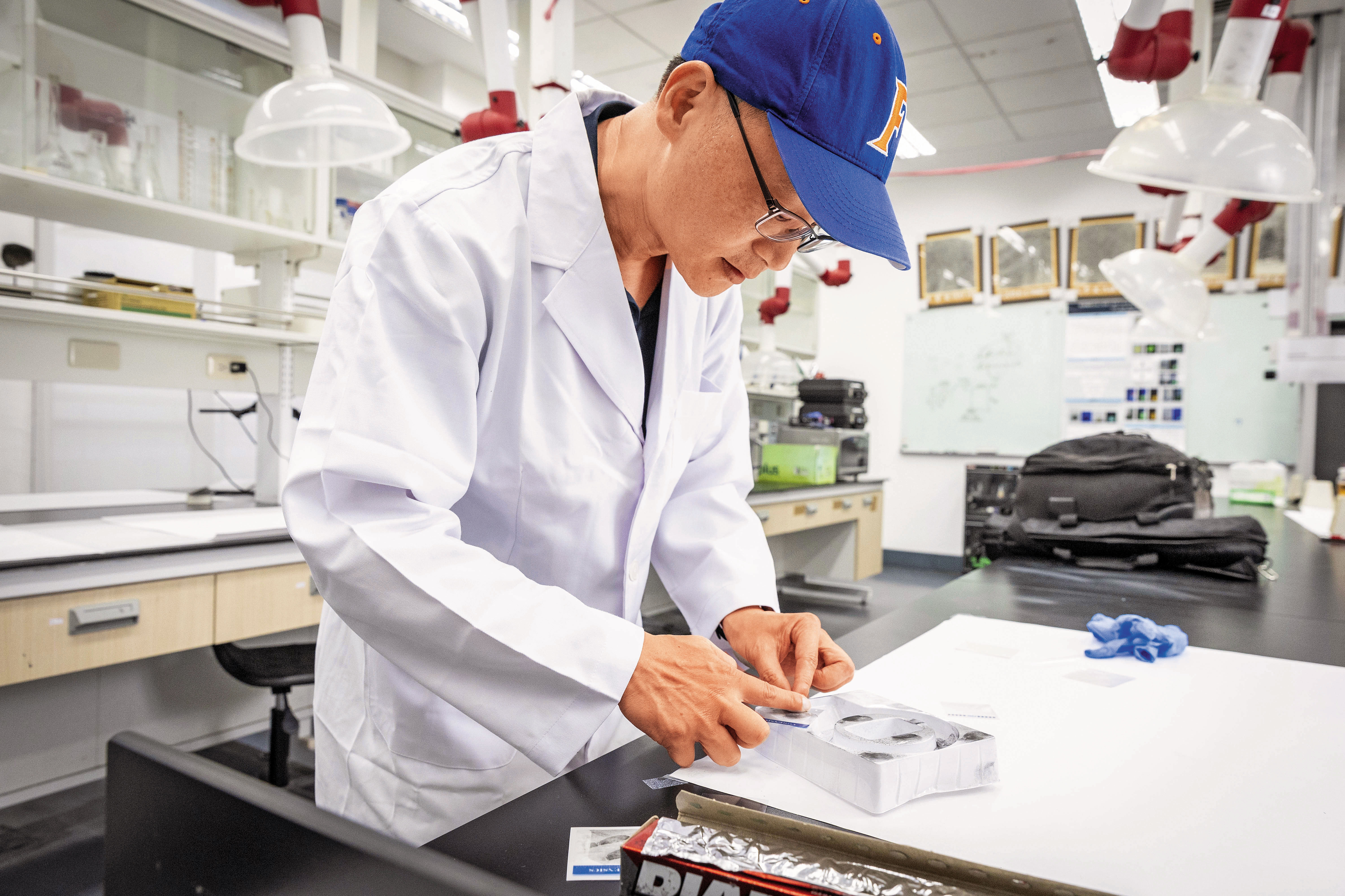 陳俊傑示範採集指紋，強調每一枚指紋皆獨一無二，是還原真相的最古老也最精準的證據。