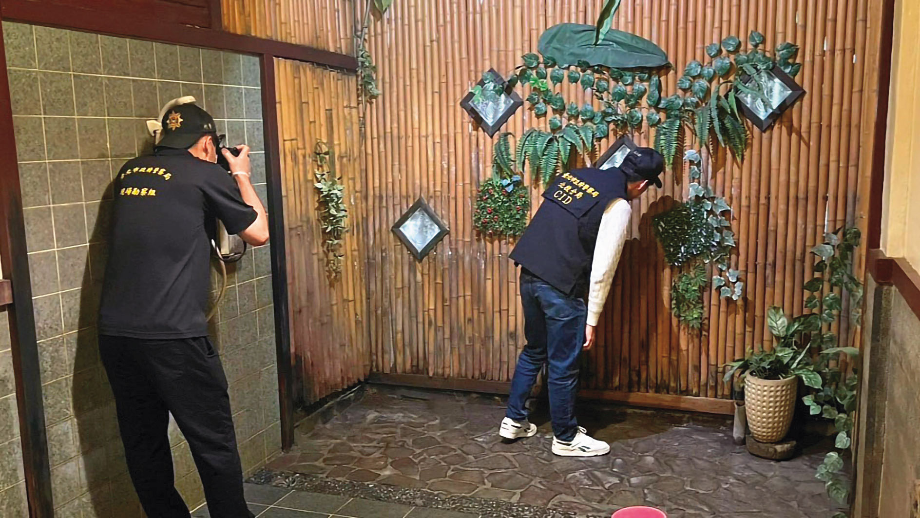 偷拍事件爆發後,警方特別前往皇池蒐證。(翻攝畫面)