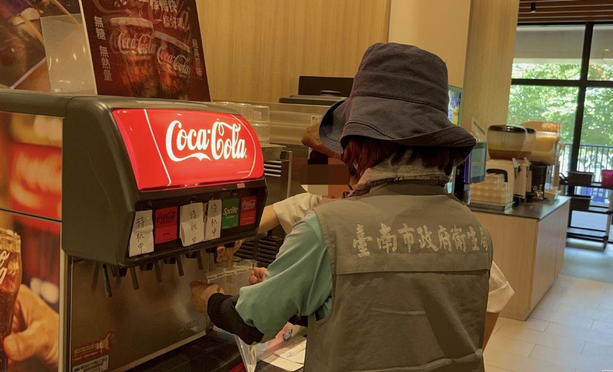台南公布2件冰品複抽檢驗結果不符規定，1件飲料檢出腸桿菌科超過衛生標準。（台南市衛生局提供）