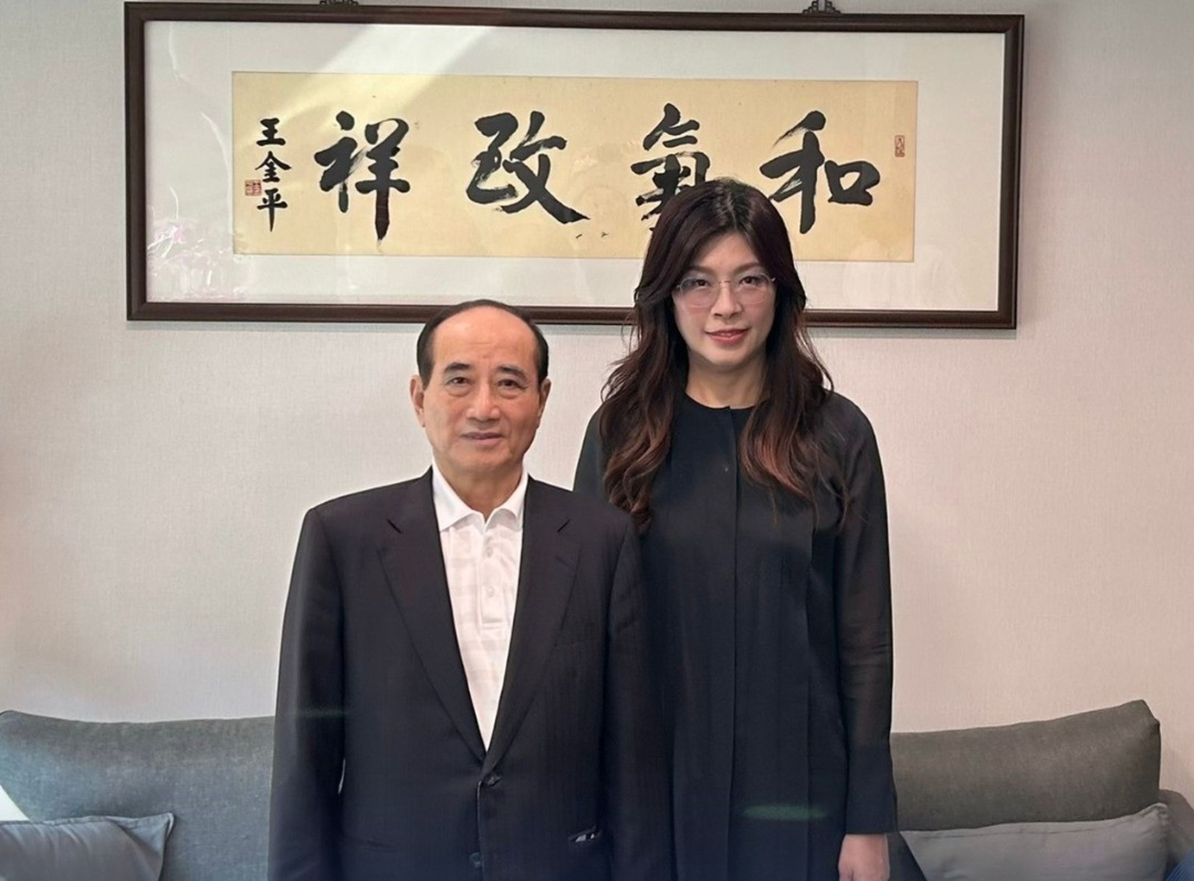 鄭麗文（左）1日第三度拜會王金平（右）。（翻攝鄭麗文臉書）