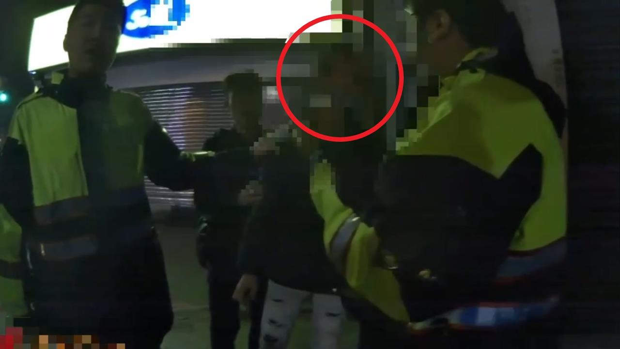 32歲龔姓男子暴怒返家取出西瓜刀、鐵棍回現場叫囂，民眾嚇壞報警。（翻攝畫面）