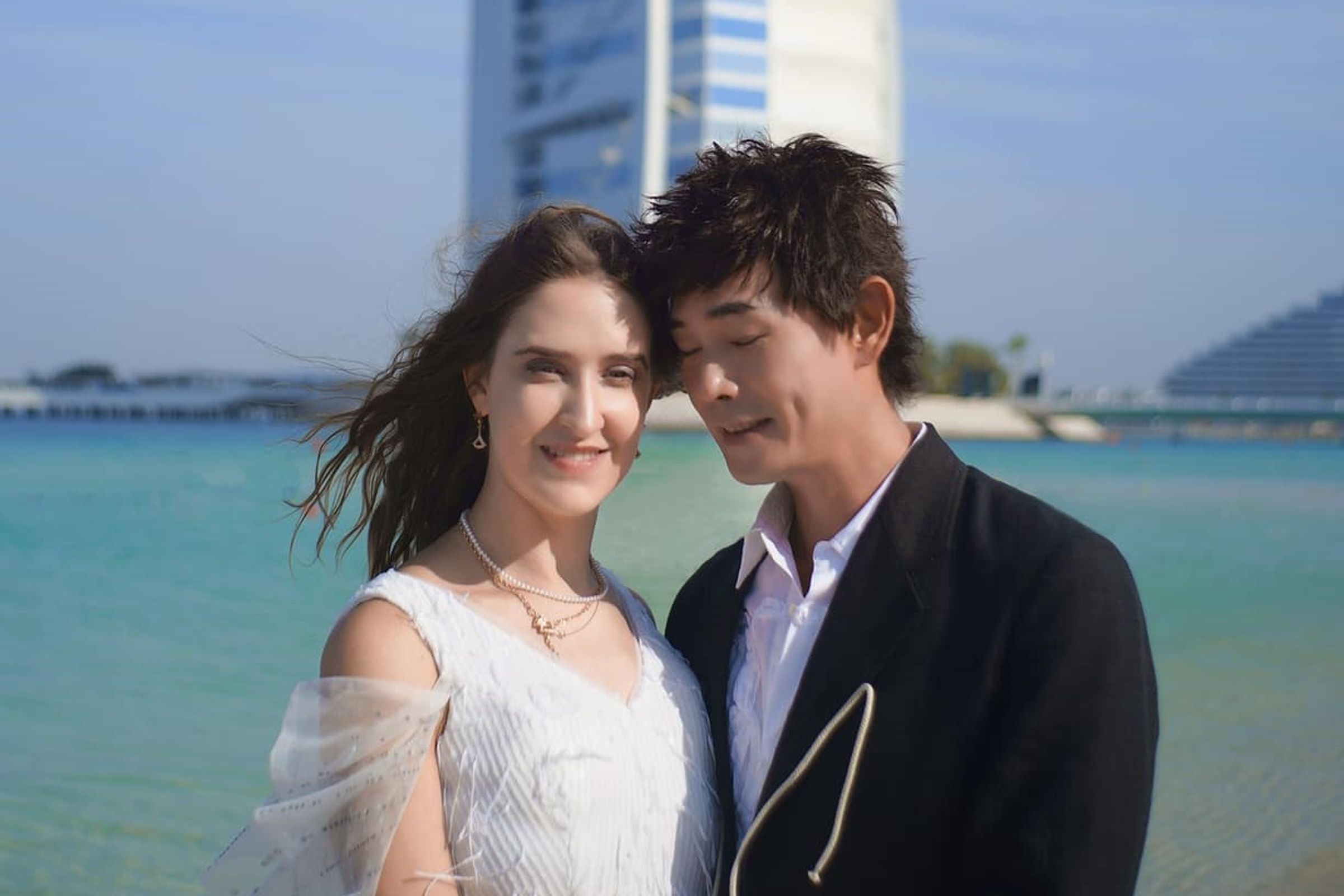 黃品源今晚在社群報喜,曬出兩人遠赴杜拜帆船酒店拍攝的婚紗照,證實再婚消息。(翻攝自黃品源 Huang Pin Yuan臉書)