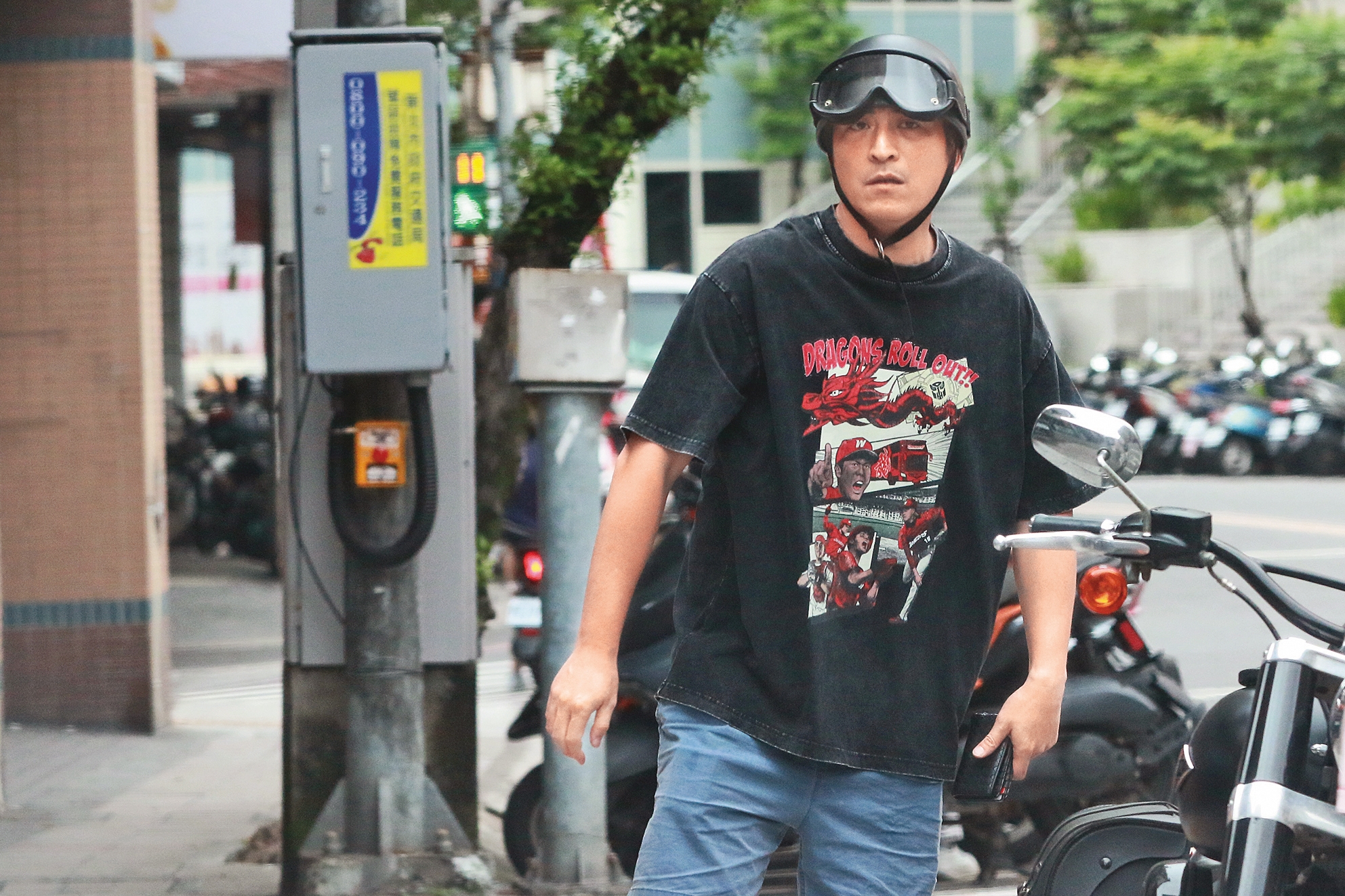 6/4 15:49 趙駿亞出門買滷味，還去了便利商店，但全程未見復合的女主角吳婉君。