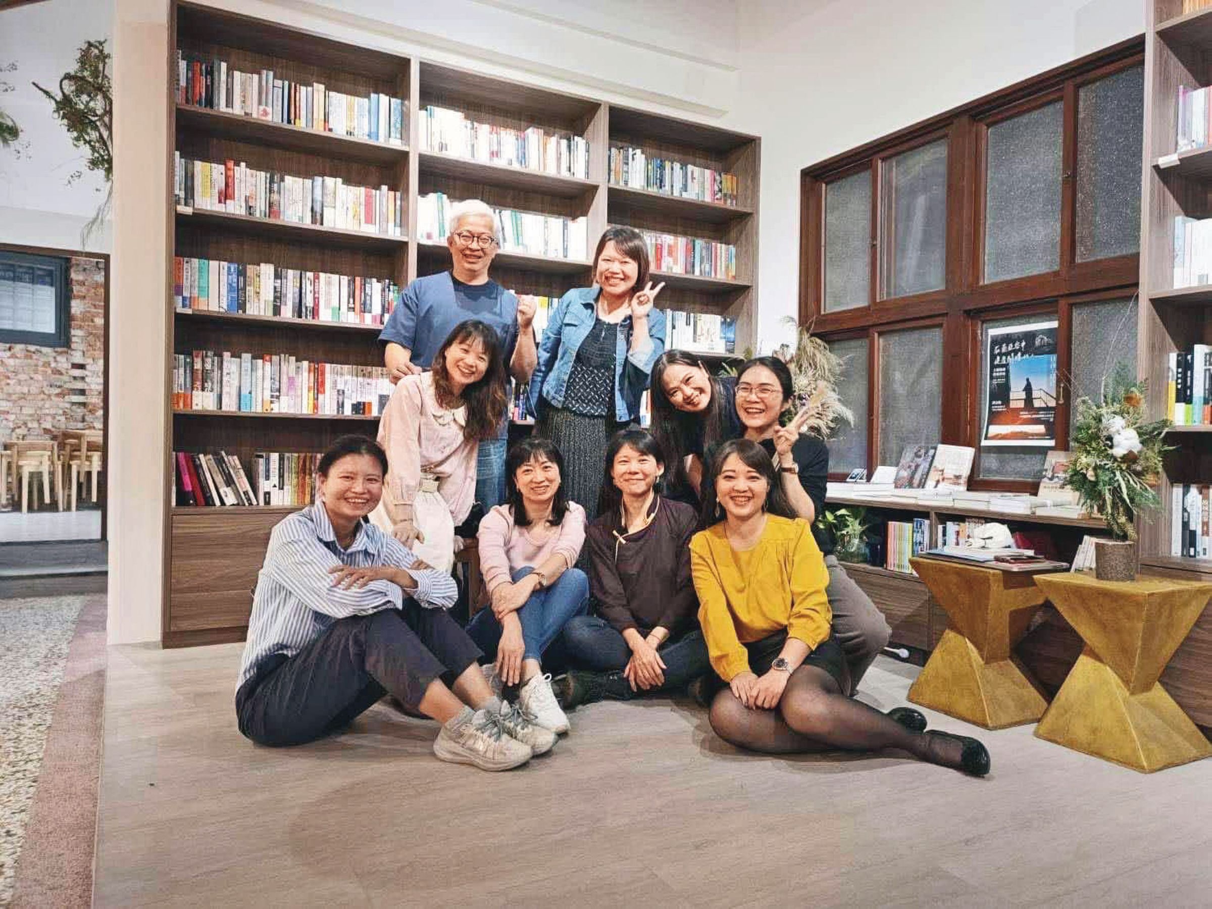 謝宛婷(前排右1)與恩師陳冠廷(後排左1)及奇美第一代安寧團隊在版本書店合體。(謝宛婷提供)