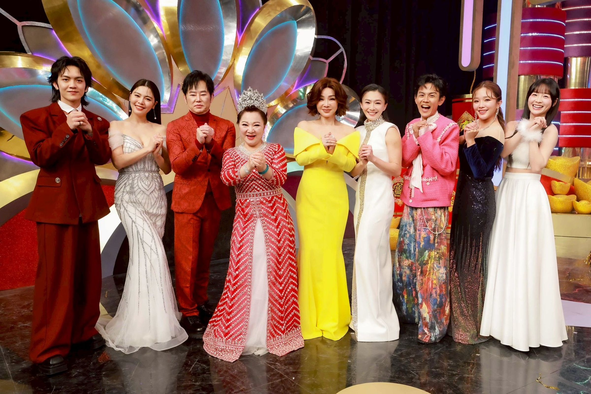 郭忠祐(左起)白家綺、陽帆、白冰冰、陳美鳳、侯怡君、阿翔、賴慧如、籃籃主持民視除夕特別節目。(民視提供)