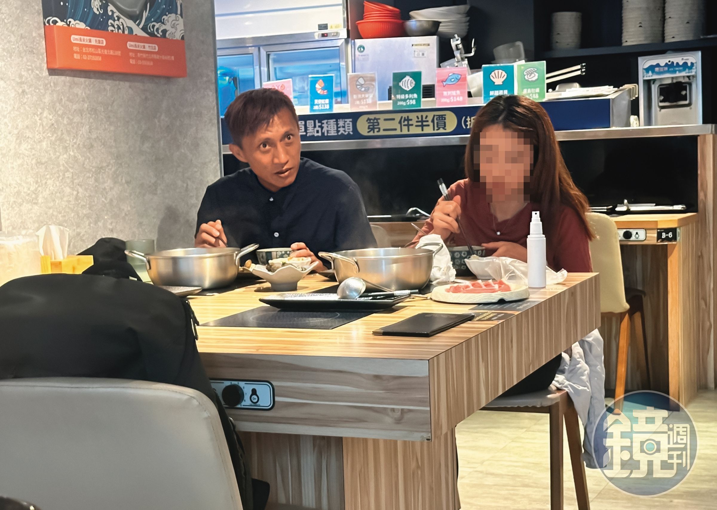 4月9日12：54，蔣介文（左）與C女（右）用餐時，經常互吃對方的食物。