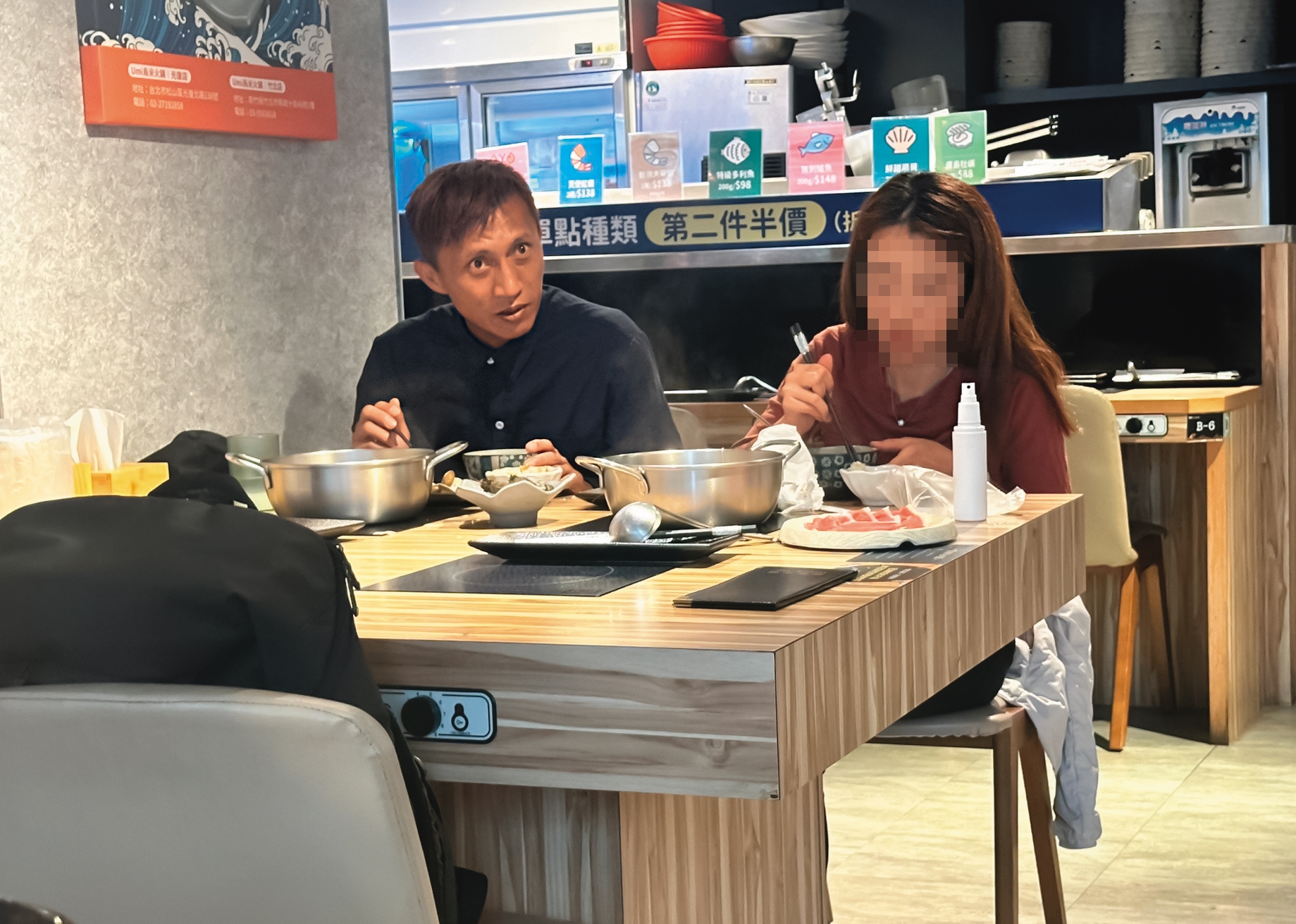 4月9日12：54，蔣介文（左）與C女（右）用餐時，經常互吃對方的食物。