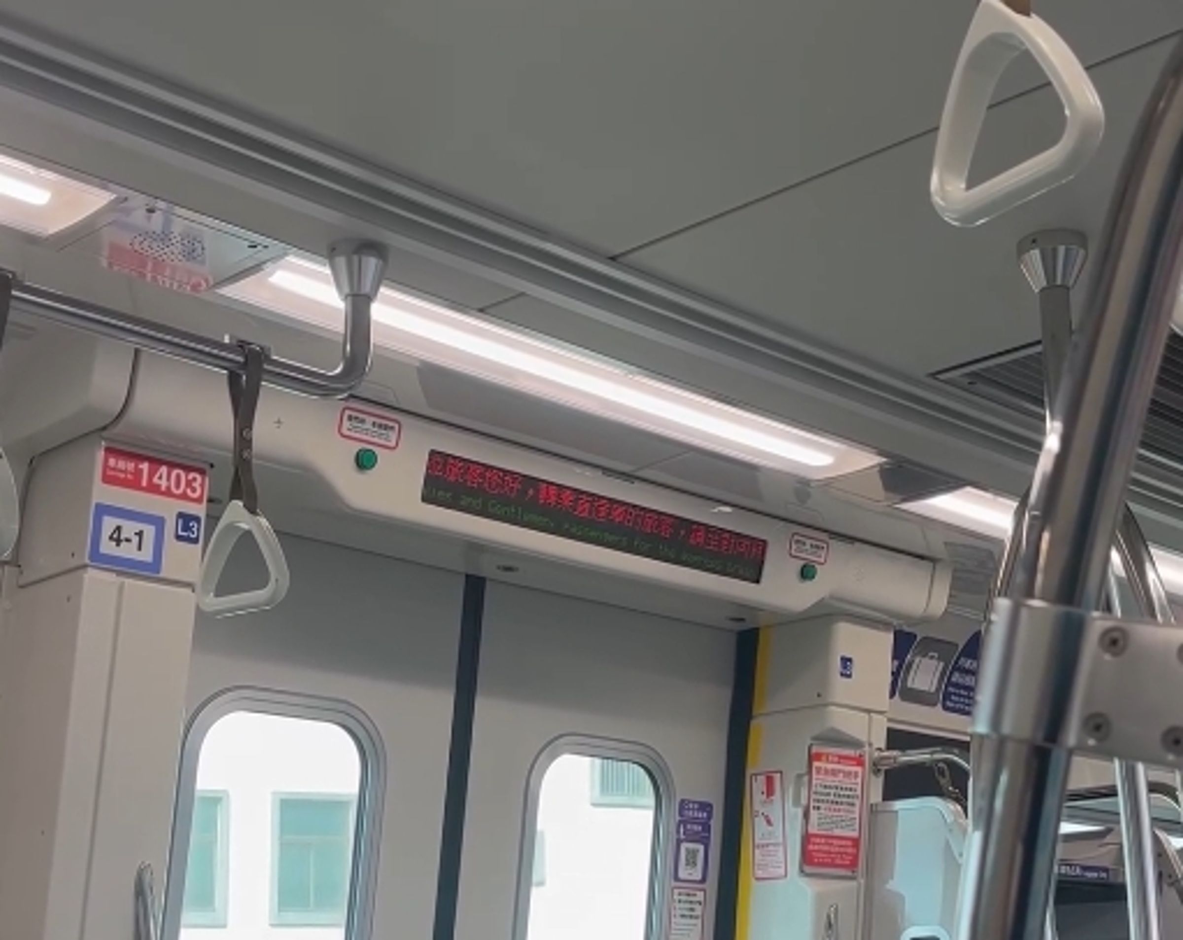 舊版捷運跑馬燈塞滿了宣導文字,讓乘客看站名十分不方便。(翻攝自Threads)