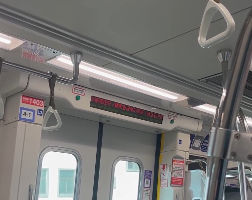 舊版捷運跑馬燈塞滿了宣導文字,讓乘客看站名十分不方便。(翻攝自Threads)