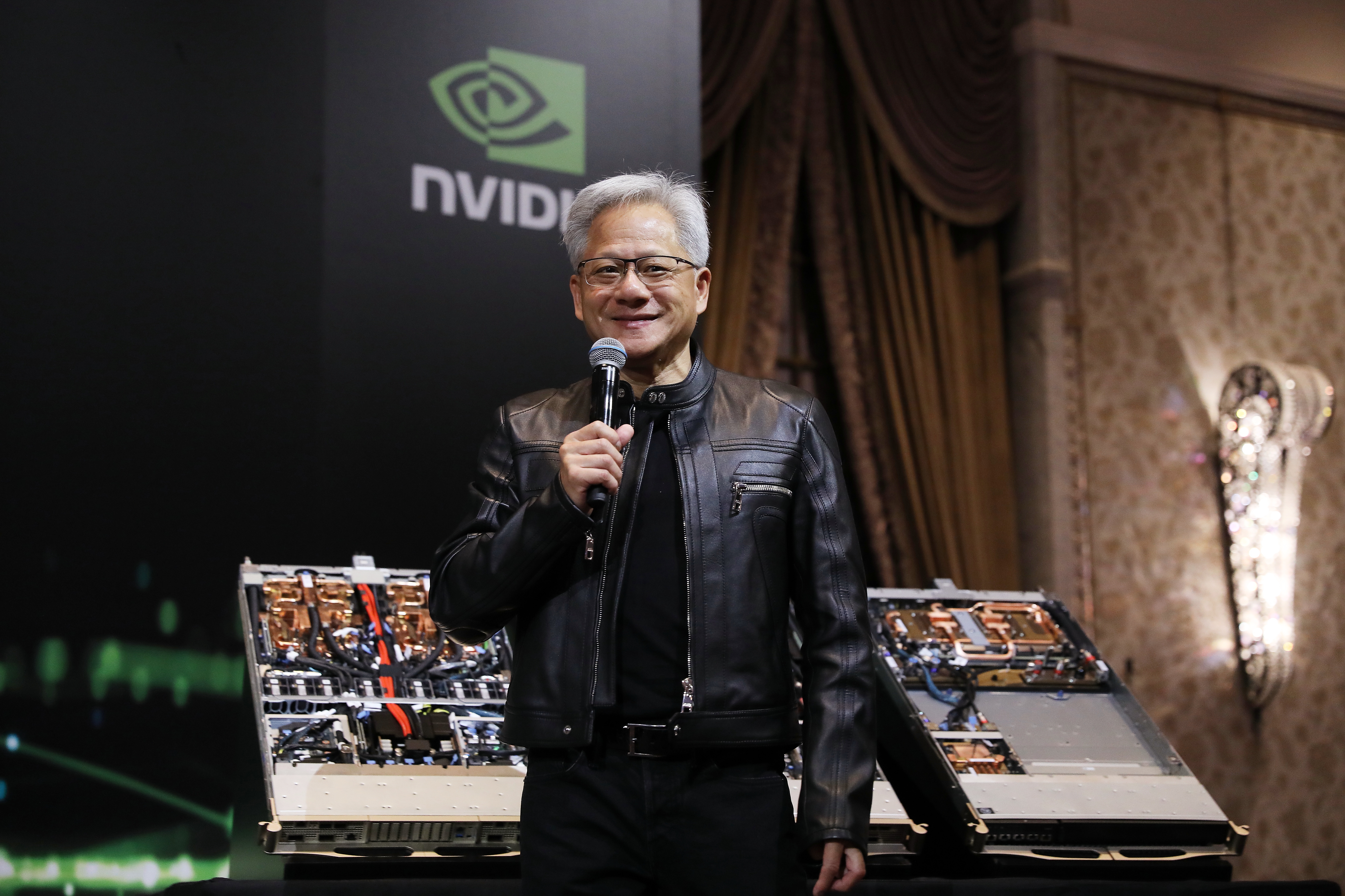 黃仁勳來台參加尾牙,會不會出席輝達總部簽約儀式受矚目。(本刊資料照)