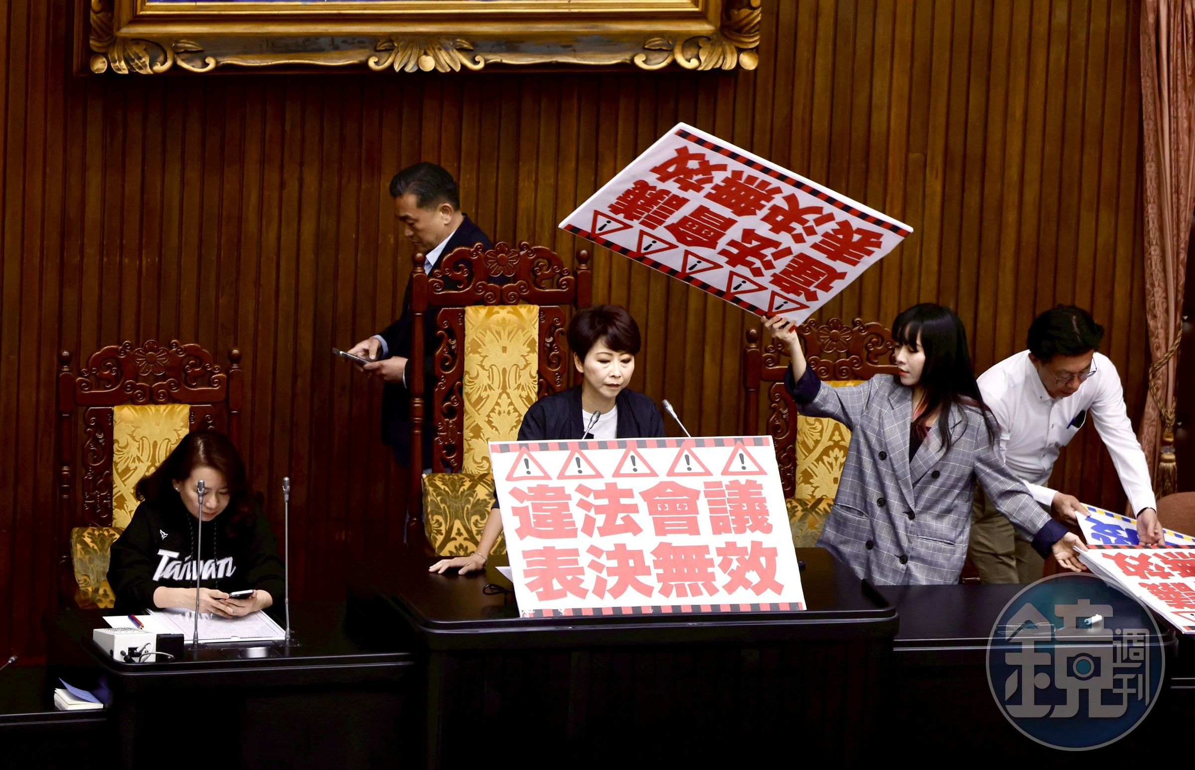 民進黨團占領議場抗議表決無效。
