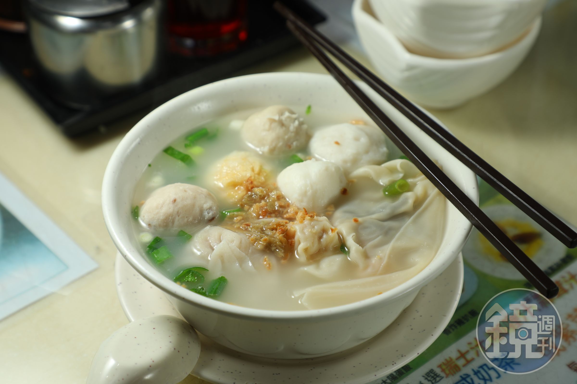 「金牌八寶湯窩」裡頭有魚蛋、魚片、魚皮餃、墨魚丸、貢丸、豬肉丸、雲吞跟水餃。（港幣70元／小碗）