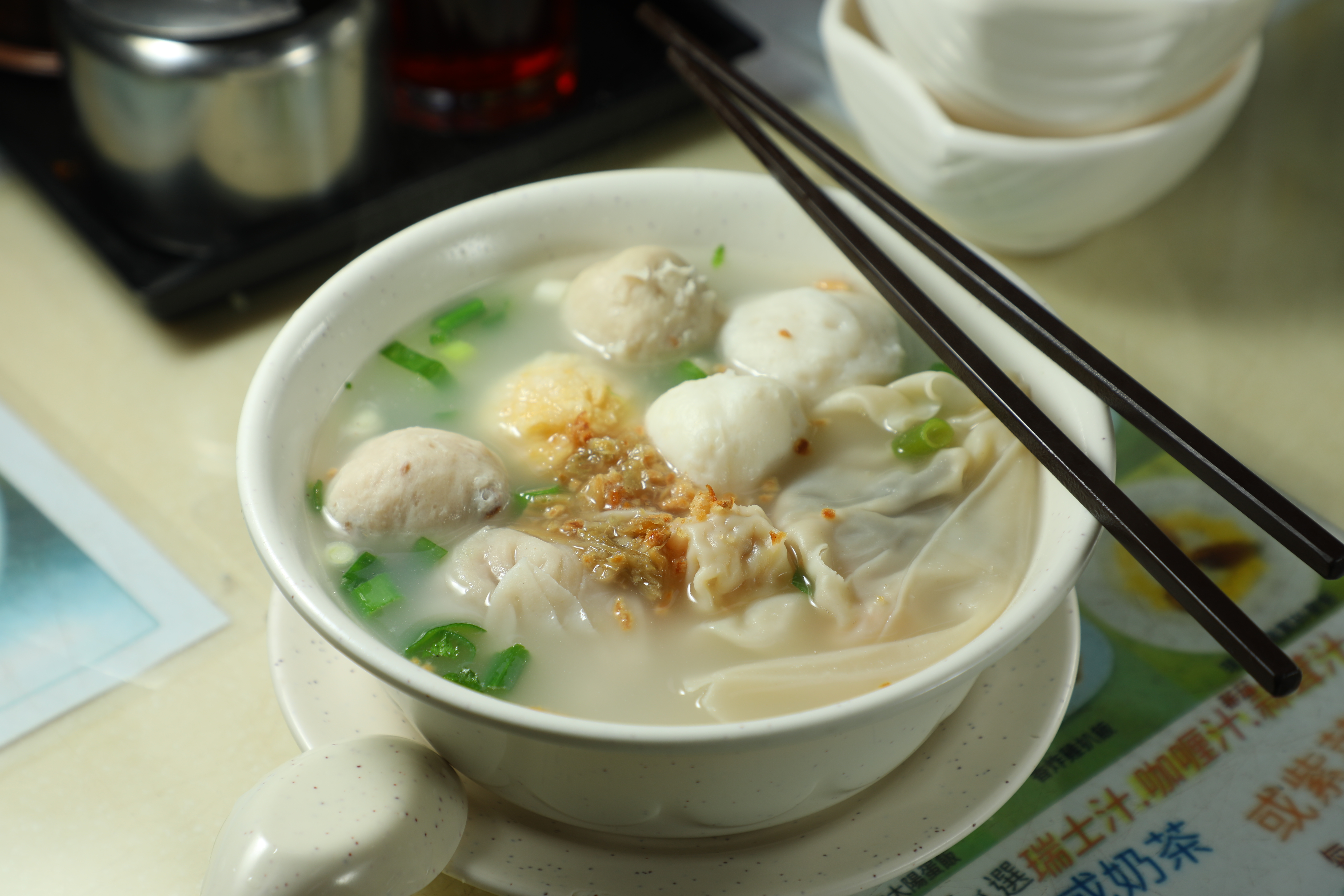 「金牌八寶湯窩」裡頭有魚蛋、魚片、魚皮餃、墨魚丸、貢丸、豬肉丸、雲吞跟水餃。（港幣70元／小碗）