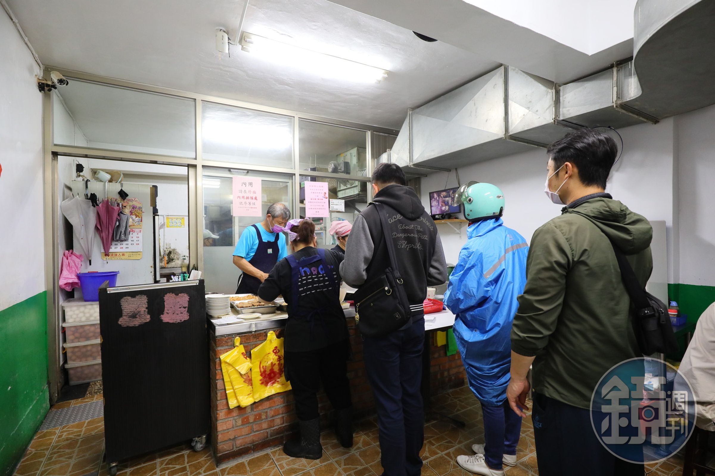 建議11點開店之前先到店排隊,營業時間一到在地人皆「湧進」點餐。
