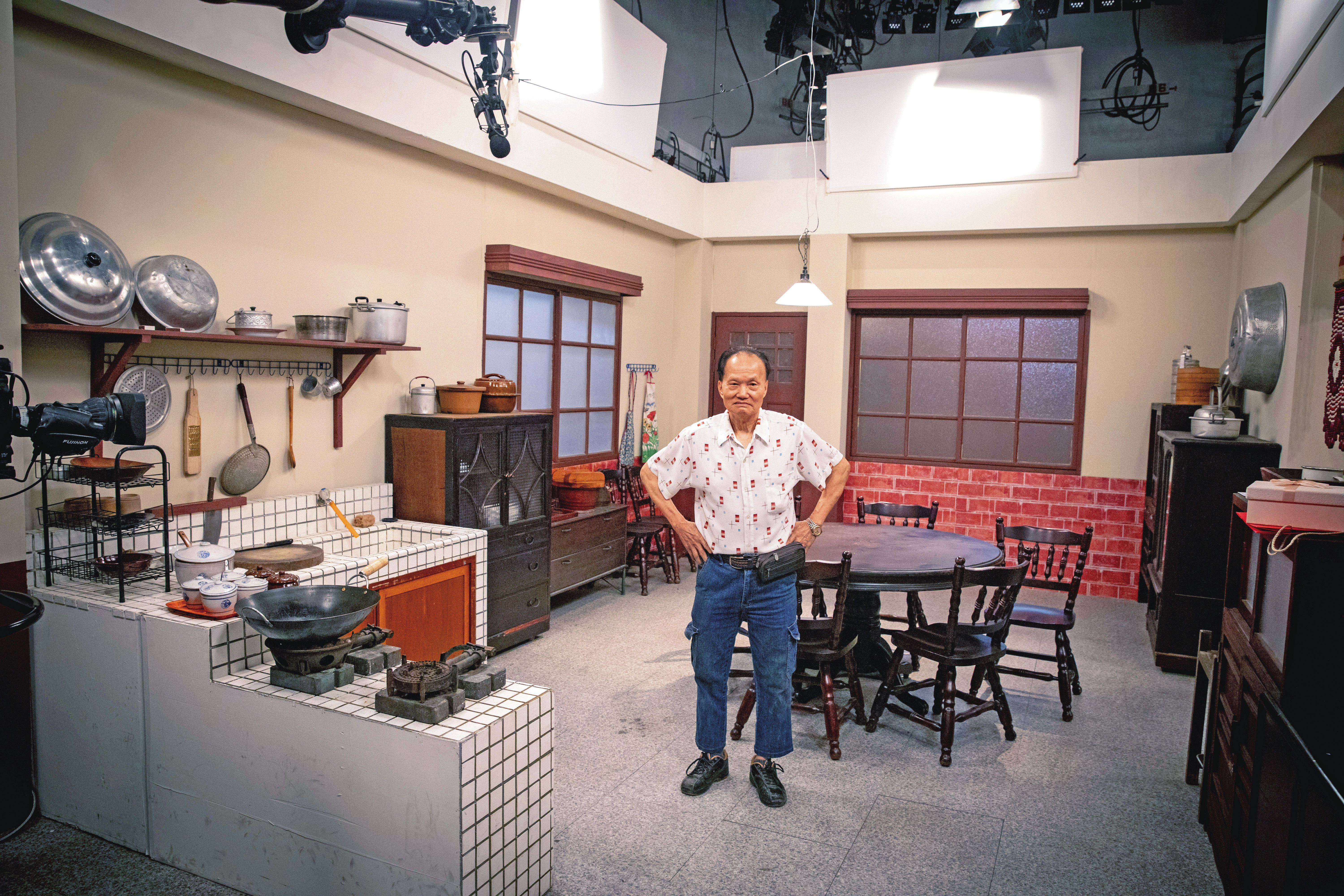 除了古裝劇，台視近年來製作的幾檔光復初期與50、60年代的時代劇，布景與道具也都由葉輝龍包辦。