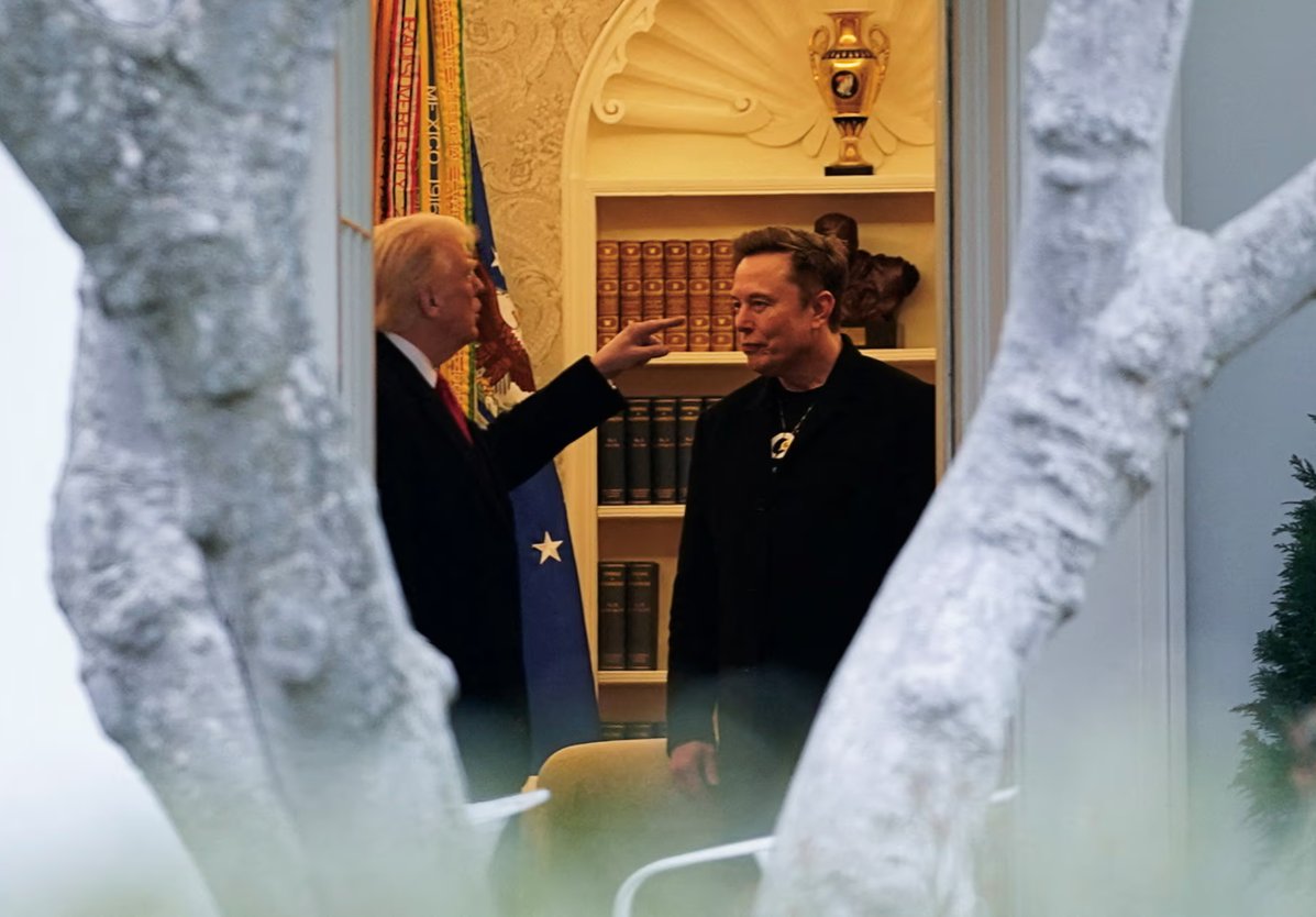 馬斯克怒嗆稅改法案，呼籲國會「追殺法案」，掀起社群風暴；而川普也對於馬斯克的批評感到光火，白宮官員證實兩人「關係已破裂」，最初的導火線也隨之曝光。（翻攝自X @lazydjay）