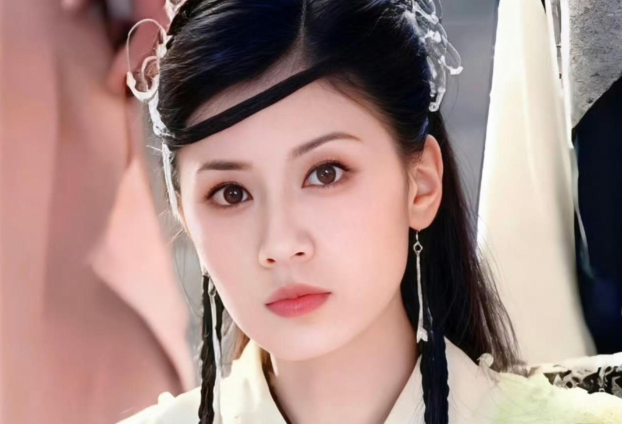 賈靜雯當年在吳敦力捧下接演《倚天屠龍記》等劇，聲勢更上一層樓。（微博圖片）