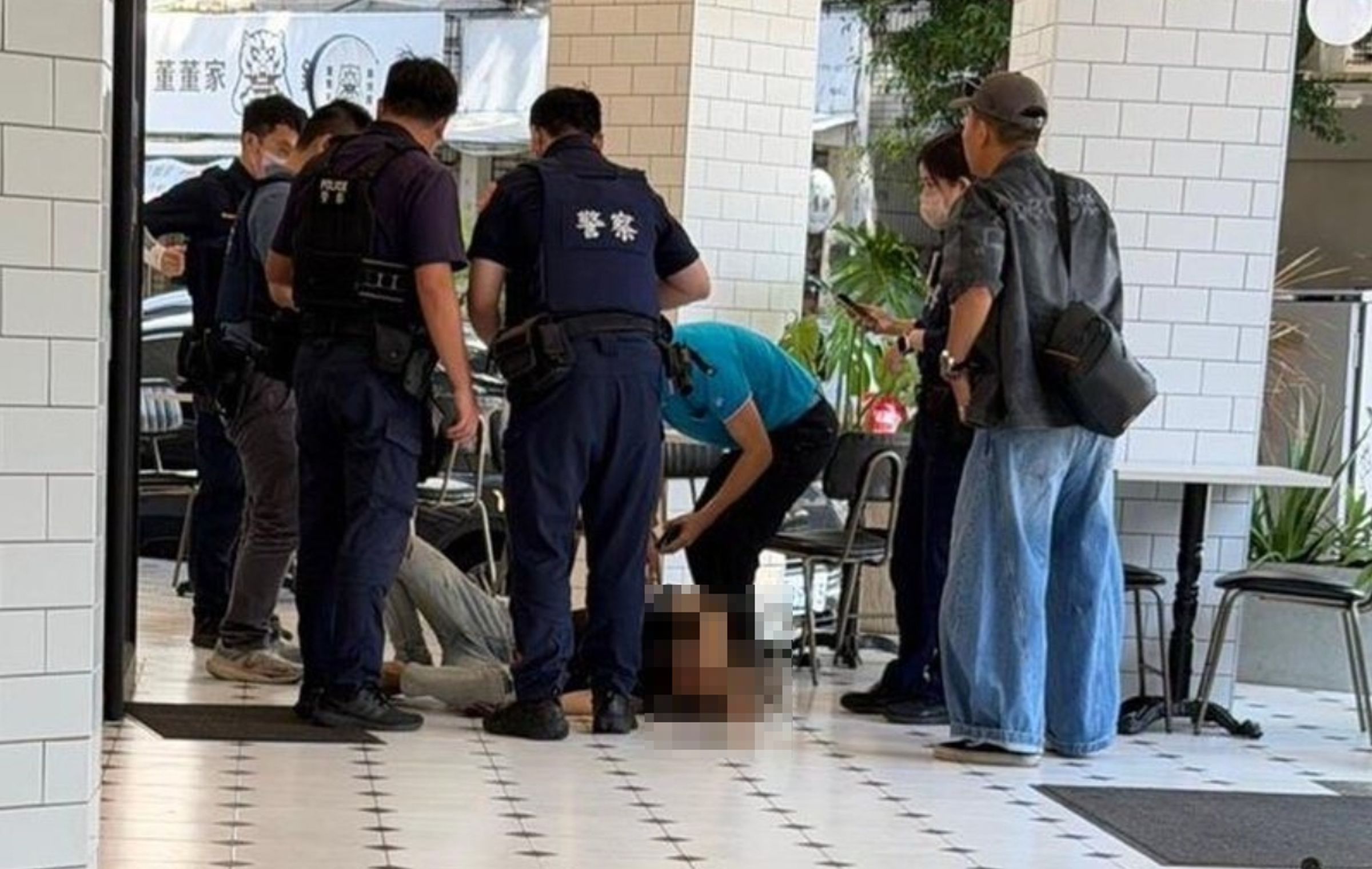 台中西區府後街發生槍擊，1男中彈後下車求助隨後倒地，警方循線逮捕涉案的槍手。（翻攝畫面）